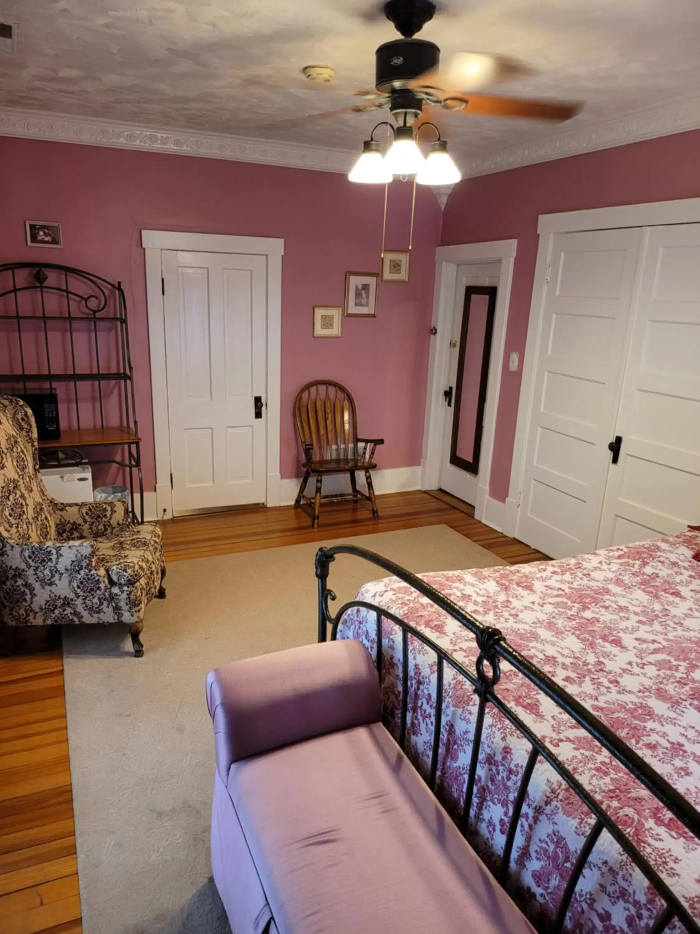 Bedroom, Seating Area in Prairie House Manor Bed and Breakfast