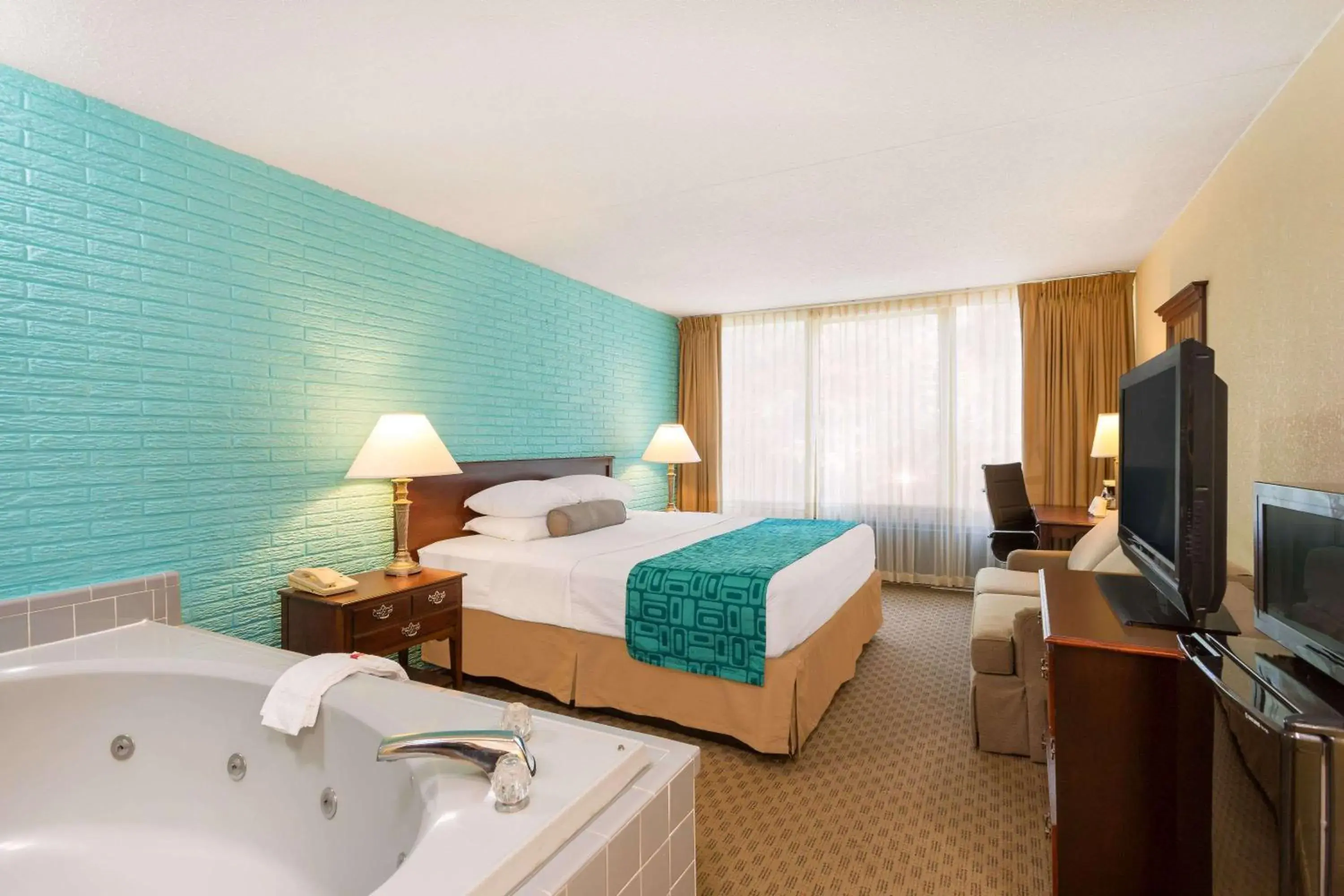 Photo of the whole room in Howard Johnson by Wyndham Williamsburg