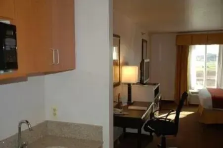 Kitchen/Kitchenette in Holiday Inn Express Hotel & Suites Fenton/I-44, an IHG Hotel