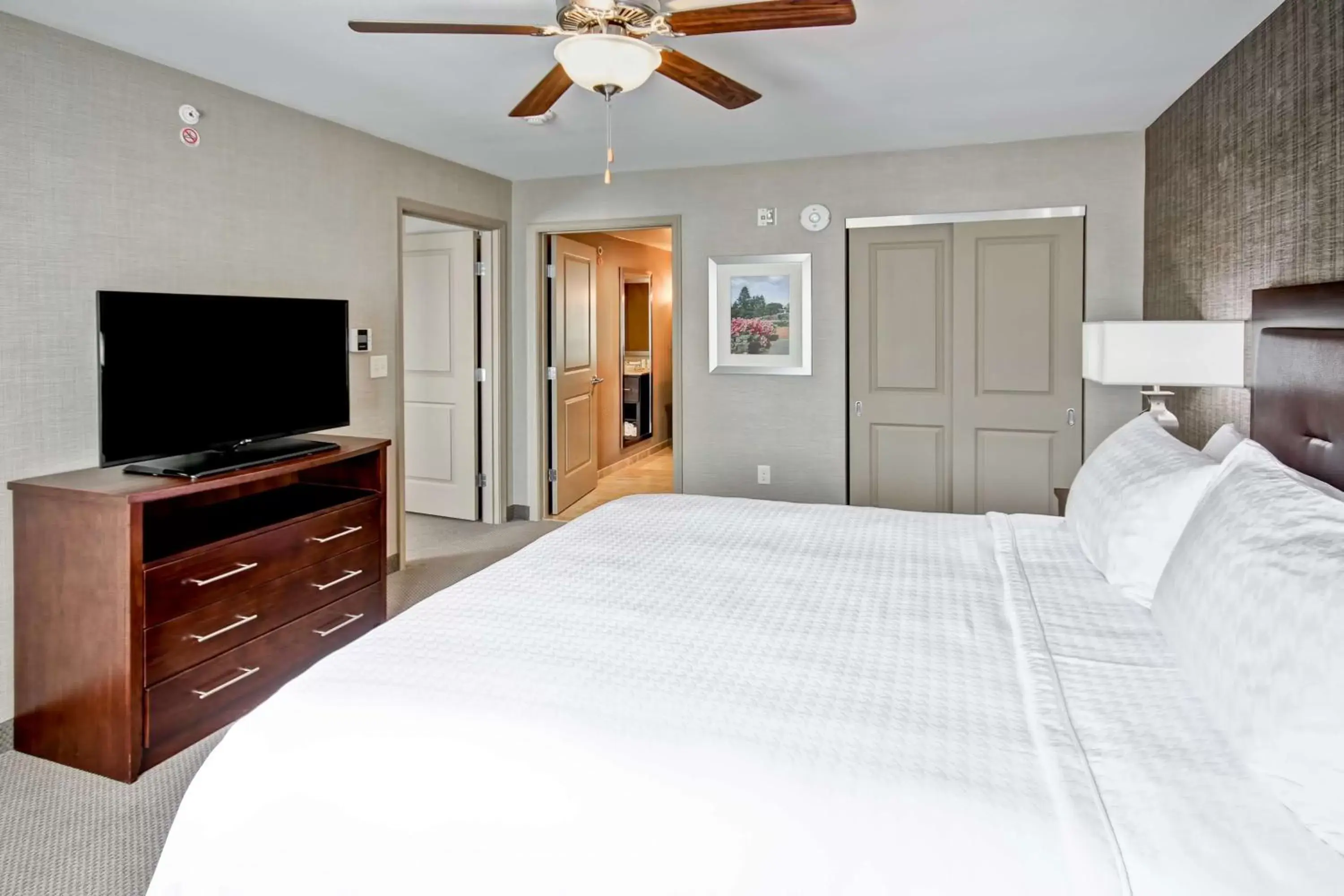 Bed in Homewood Suites by Hilton Bridgewater/Branchburg