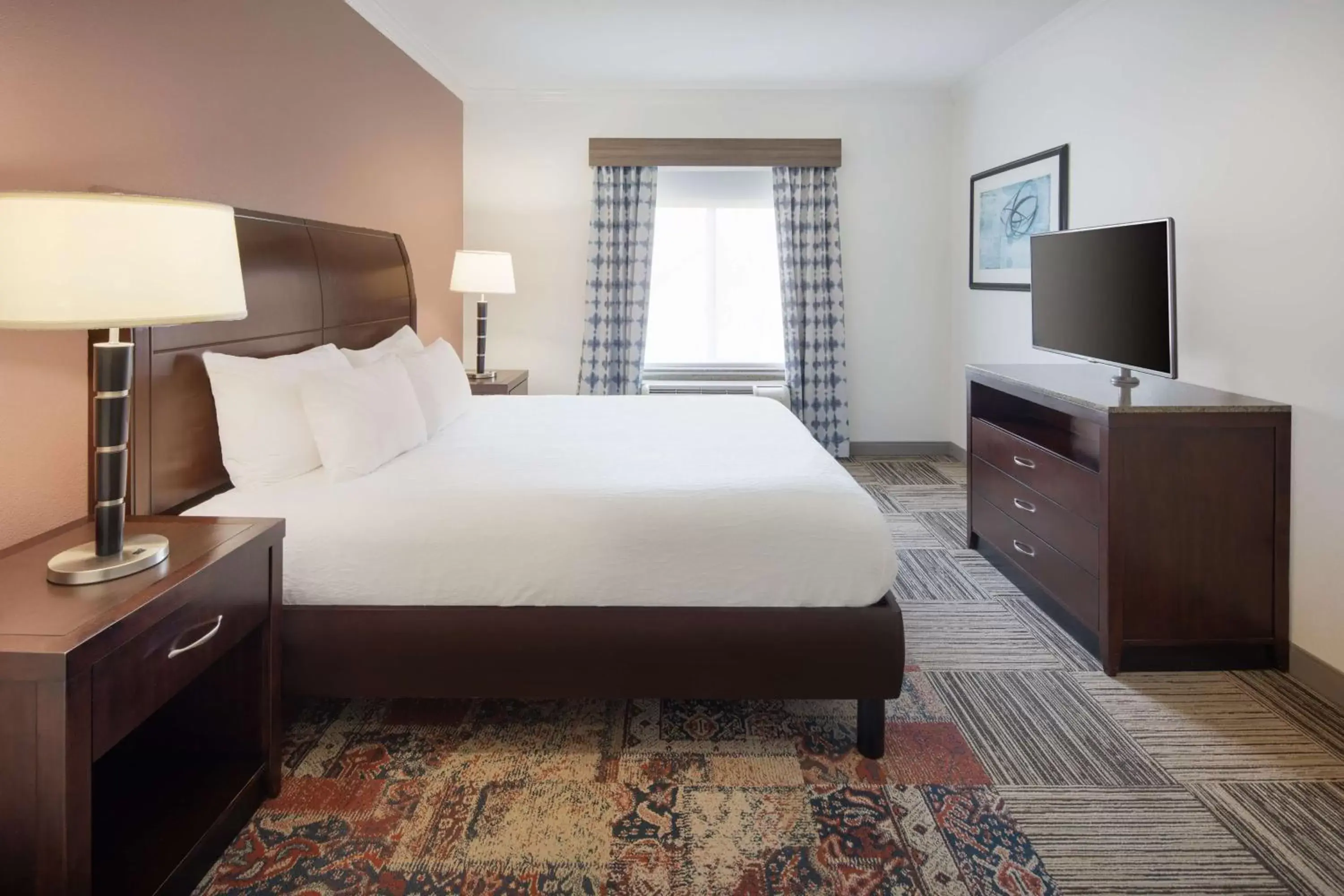 Bed, TV/Entertainment Center in Hilton Garden Inn Tyler