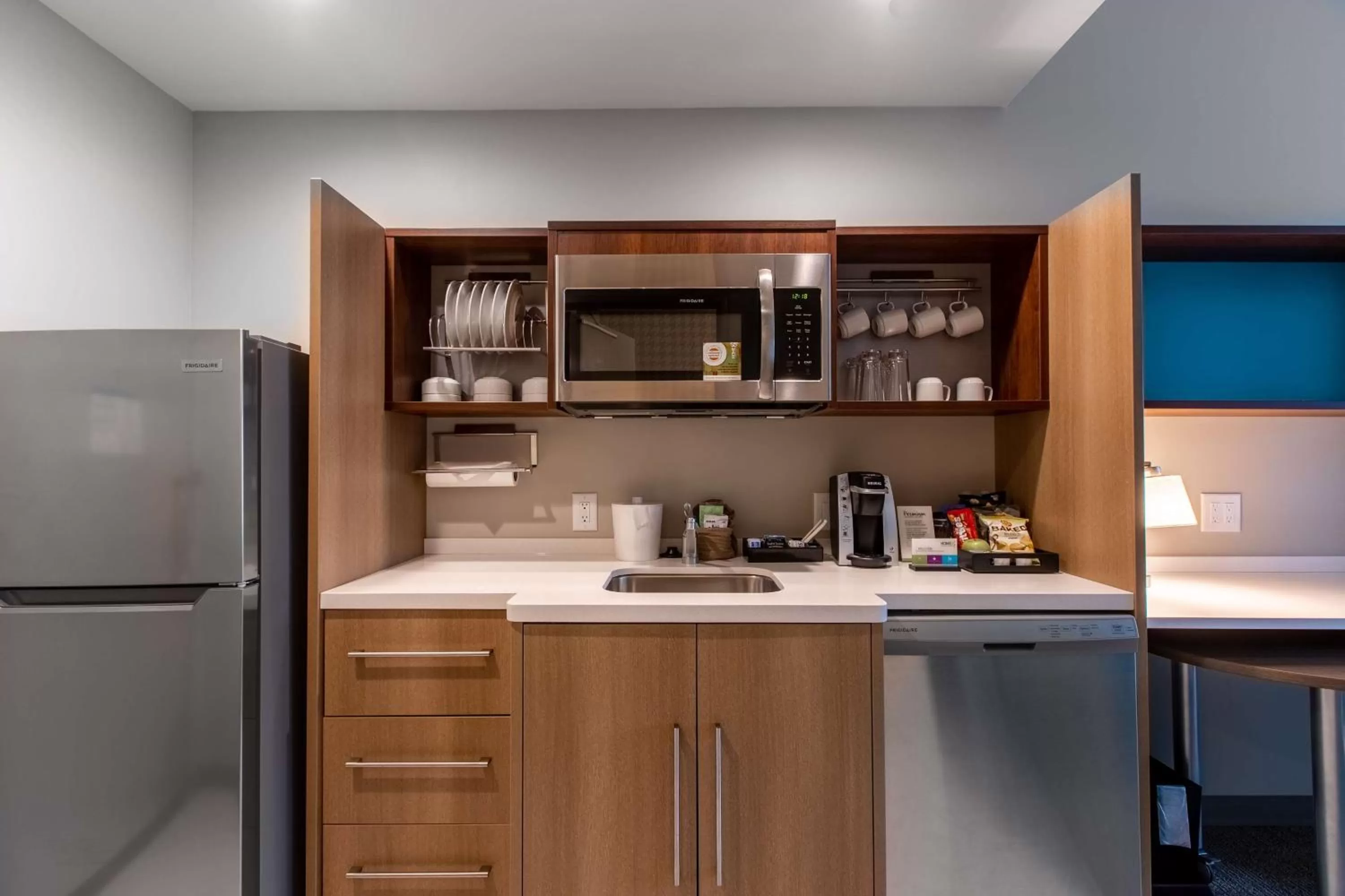 Kitchen or kitchenette in Home2 Suites By Hilton Charleston Daniel Island, Sc