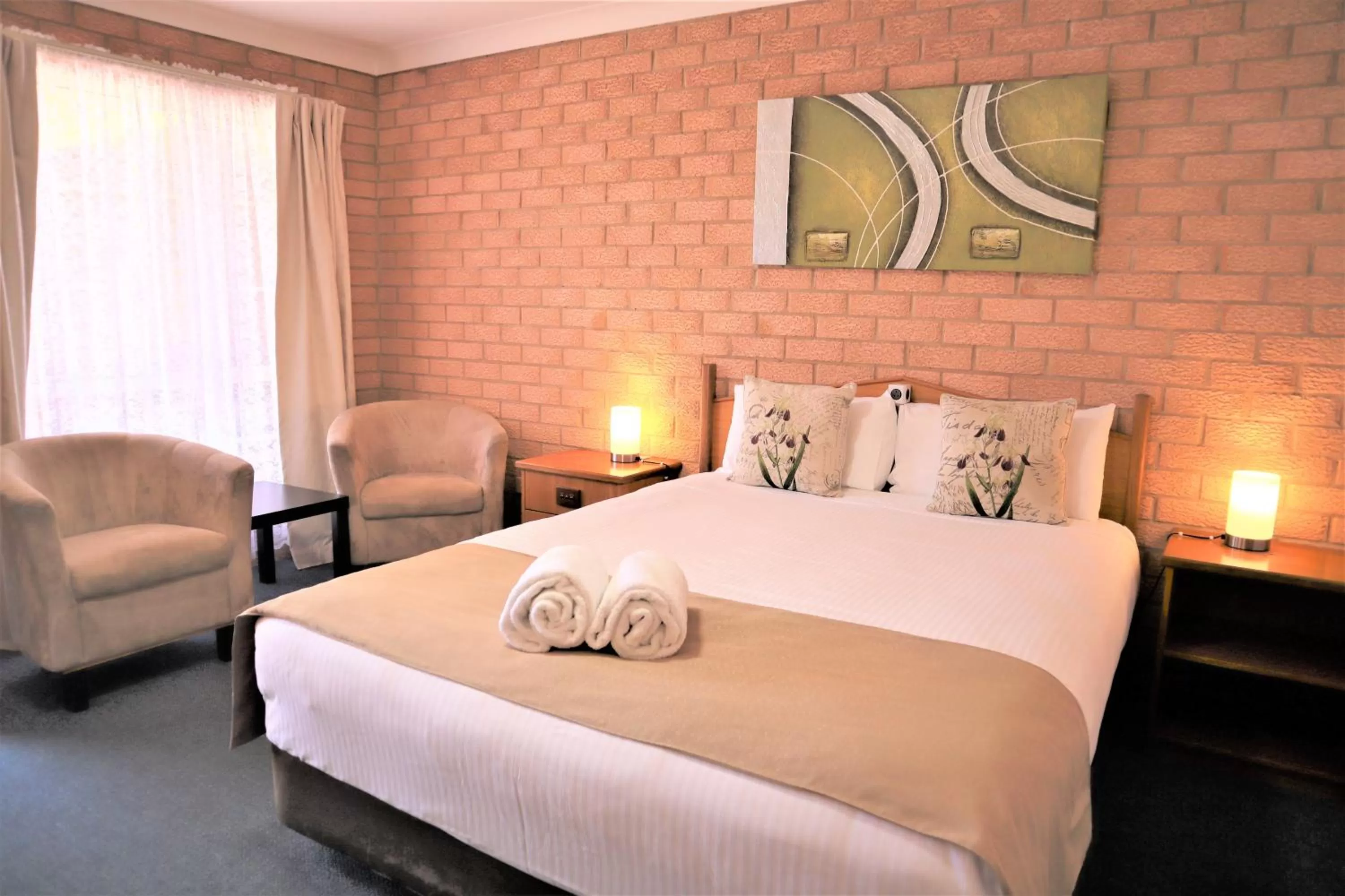 Bed in Golden Chain Aalana Motor Inn