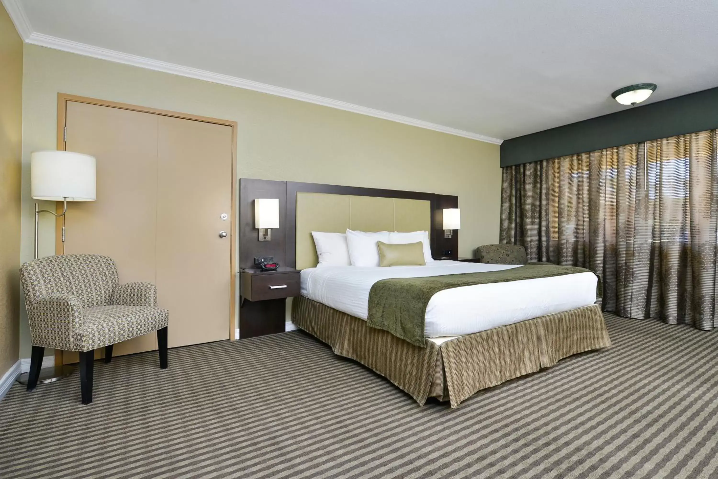 Photo of the whole room, Bed in Best Western Royal Sun Inn & Suites