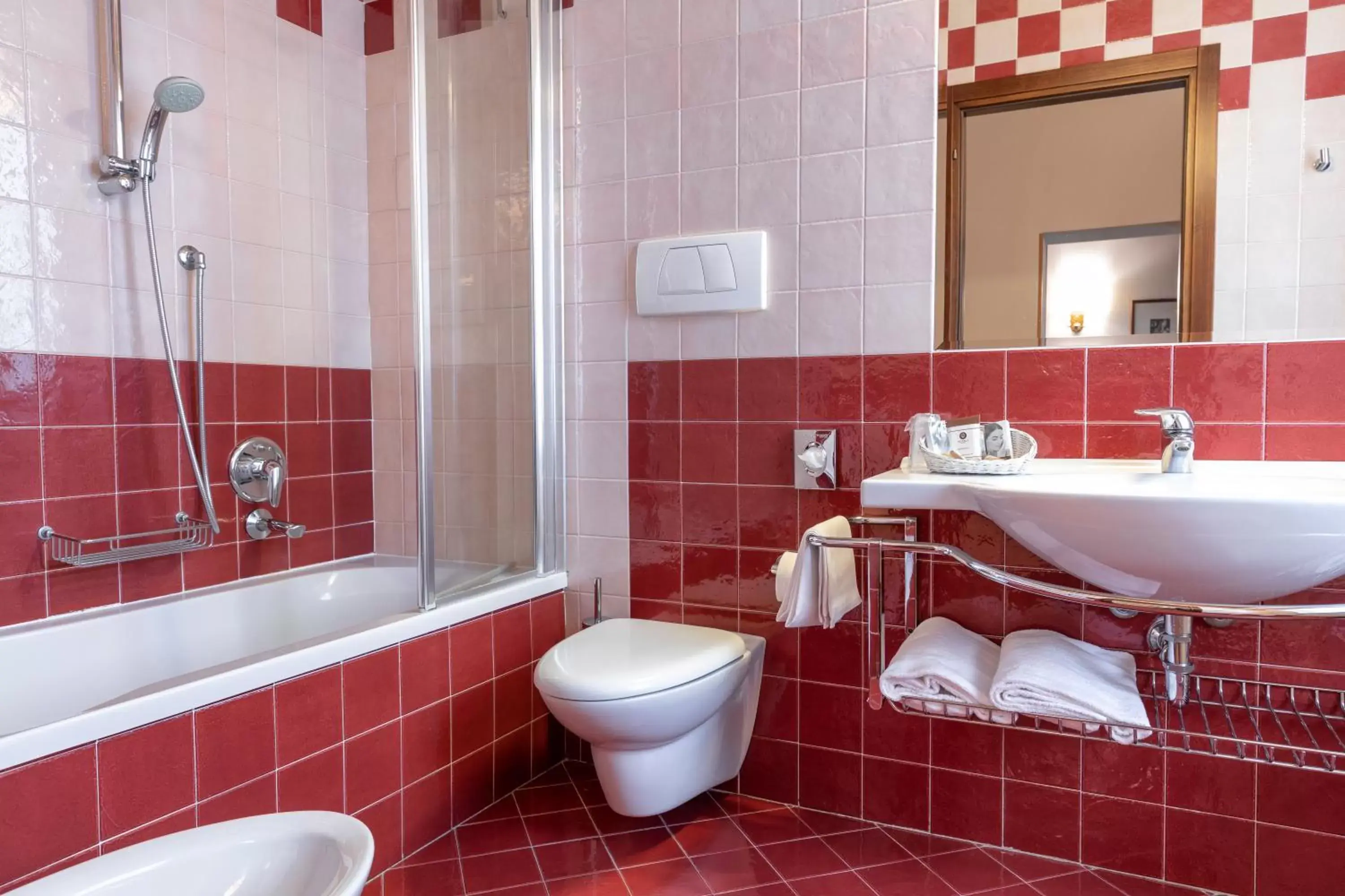 Shower, Bathroom in Hotel Villa Malaspina