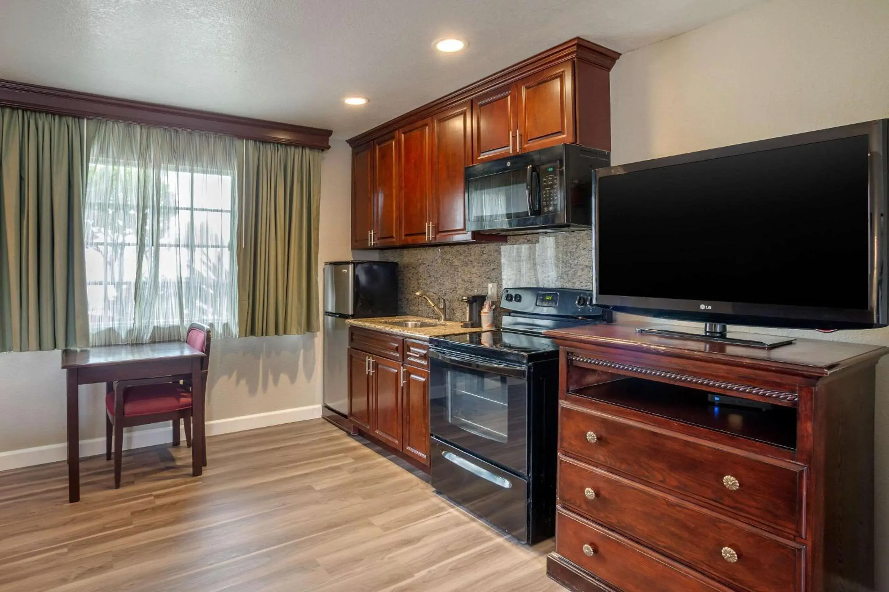 Photo of the whole room, TV/Entertainment Center in Quality Inn & Suites El Cajon San Diego East