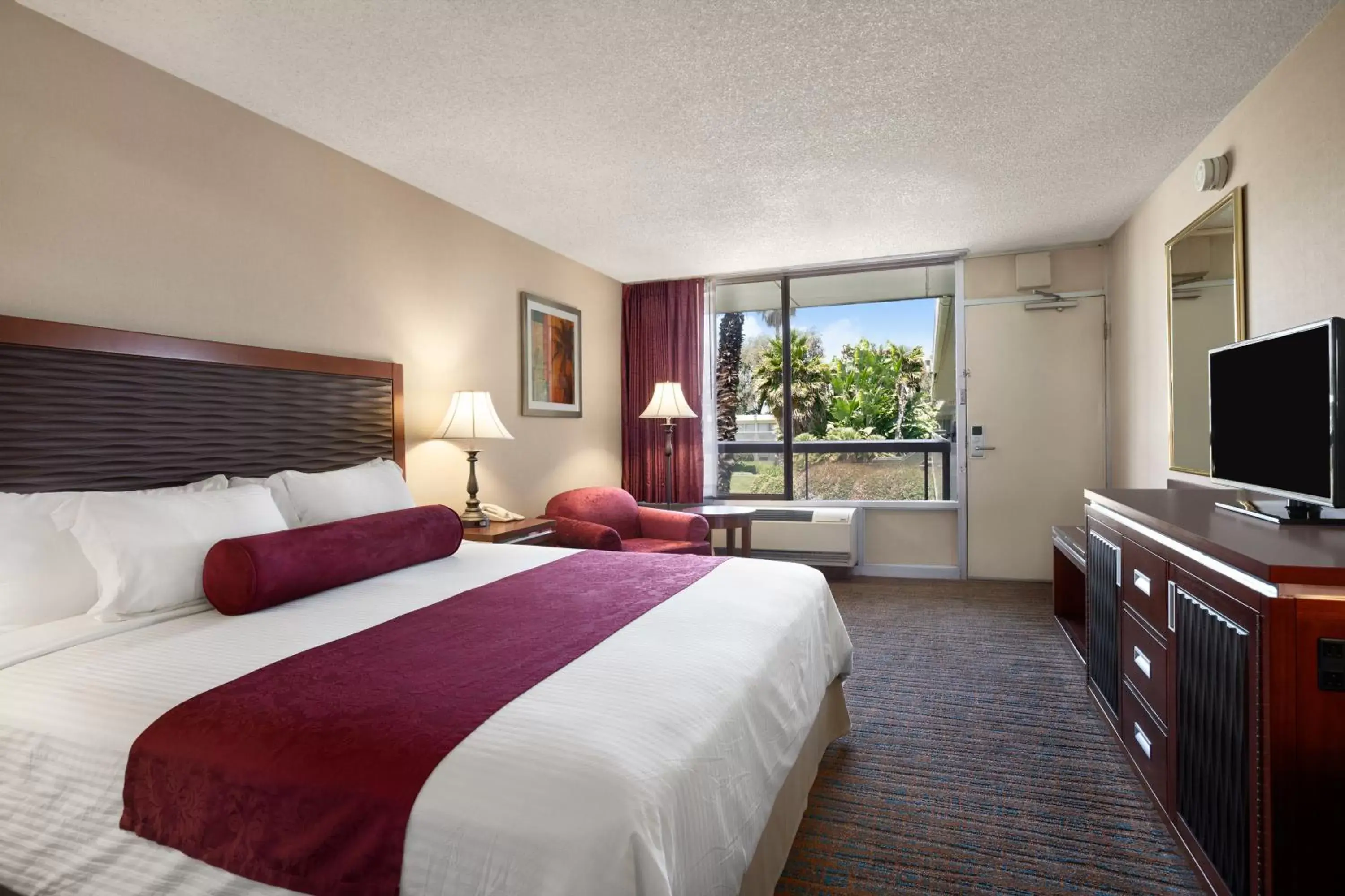 Photo of the whole room in Ramada by Wyndham Sunnyvale/Silicon Valley