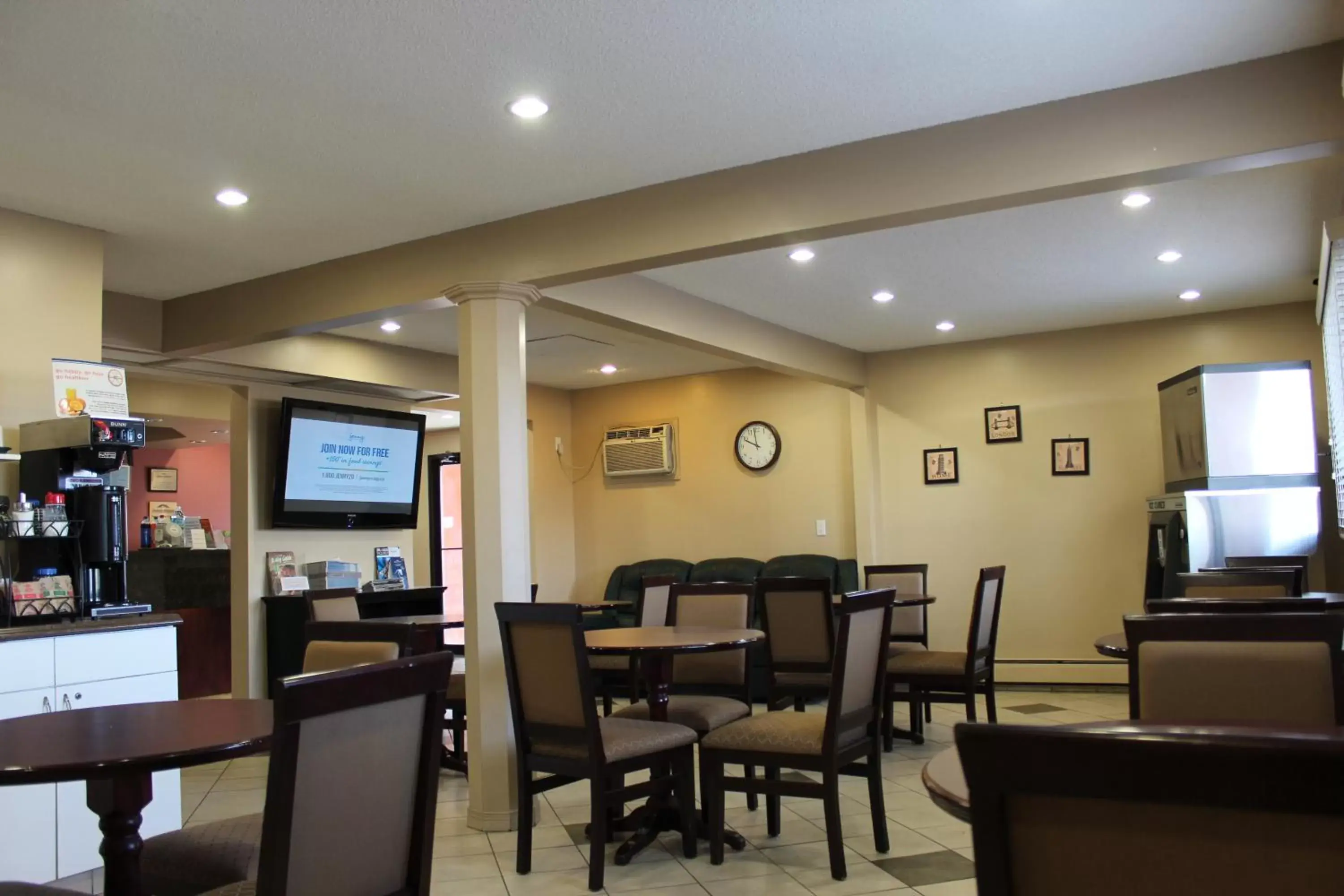 Restaurant/Places to Eat in Howard Johnson by Wyndham Red Deer