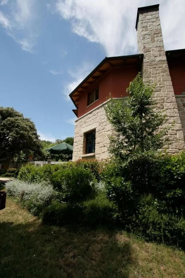 Property building in Hotel Sara De Ur