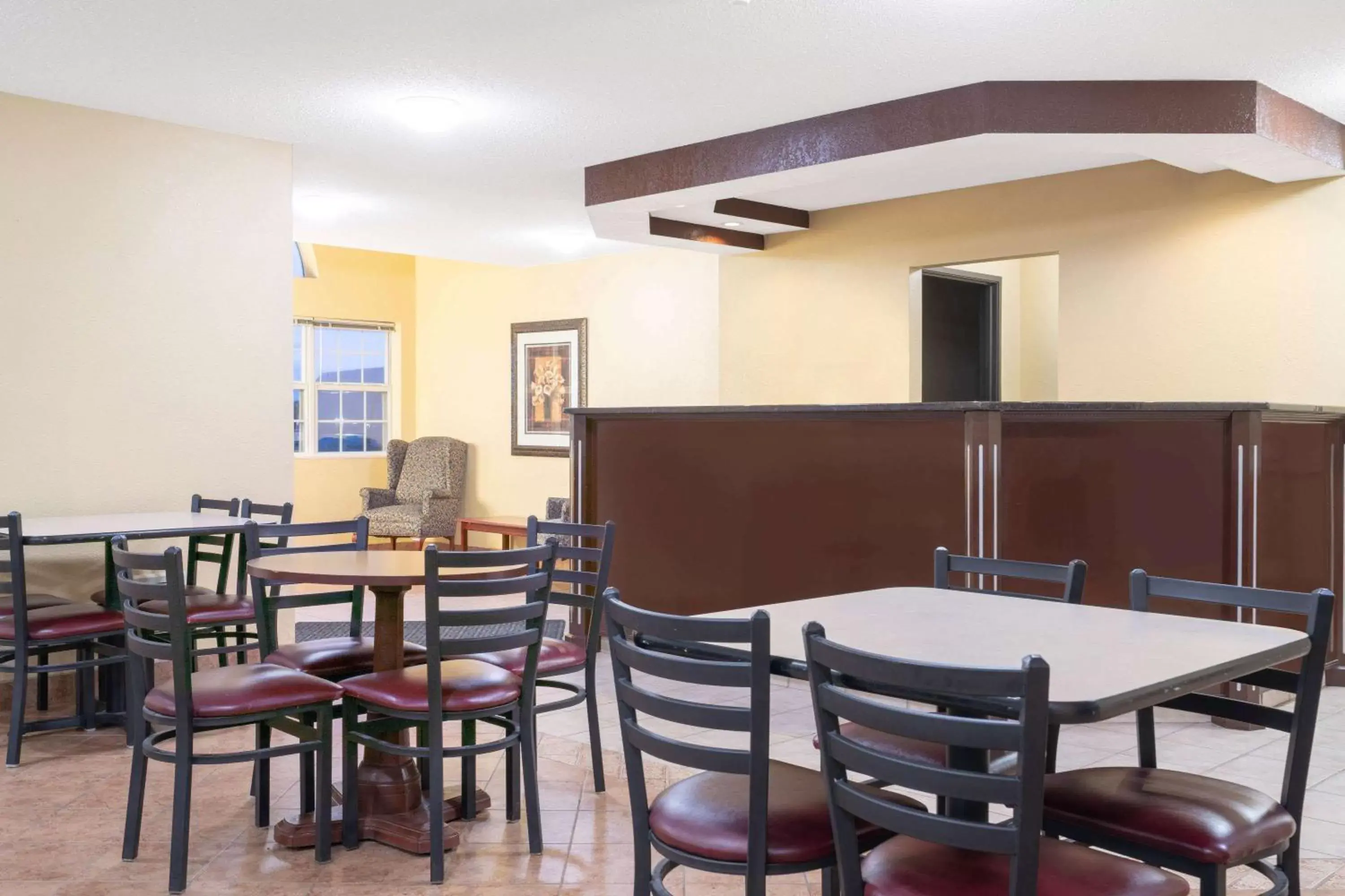 Lobby or reception, Restaurant/Places to Eat in Days Inn by Wyndham Faribault