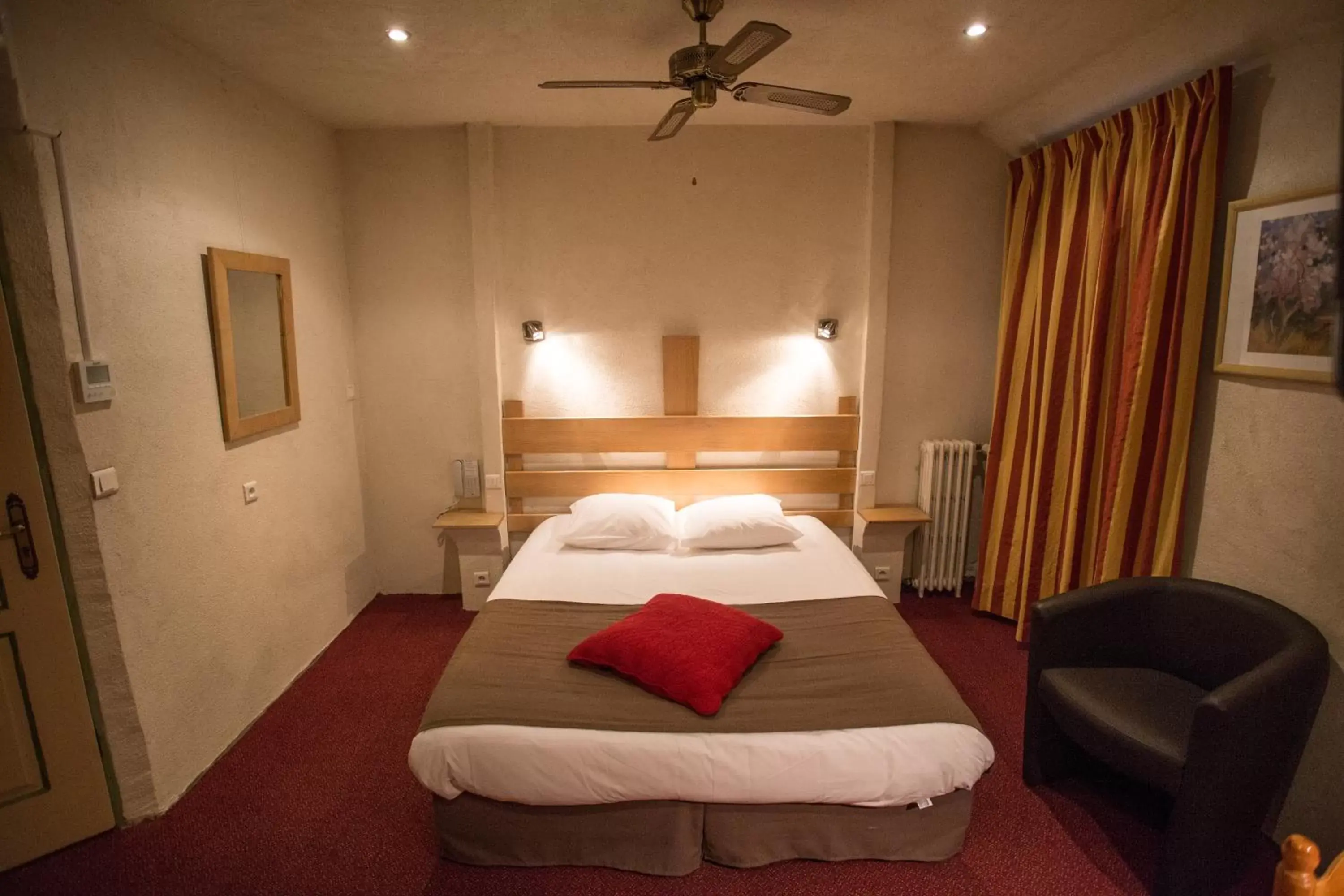 Bedroom, Bed in L'Hôtel du Terreau Logis de France