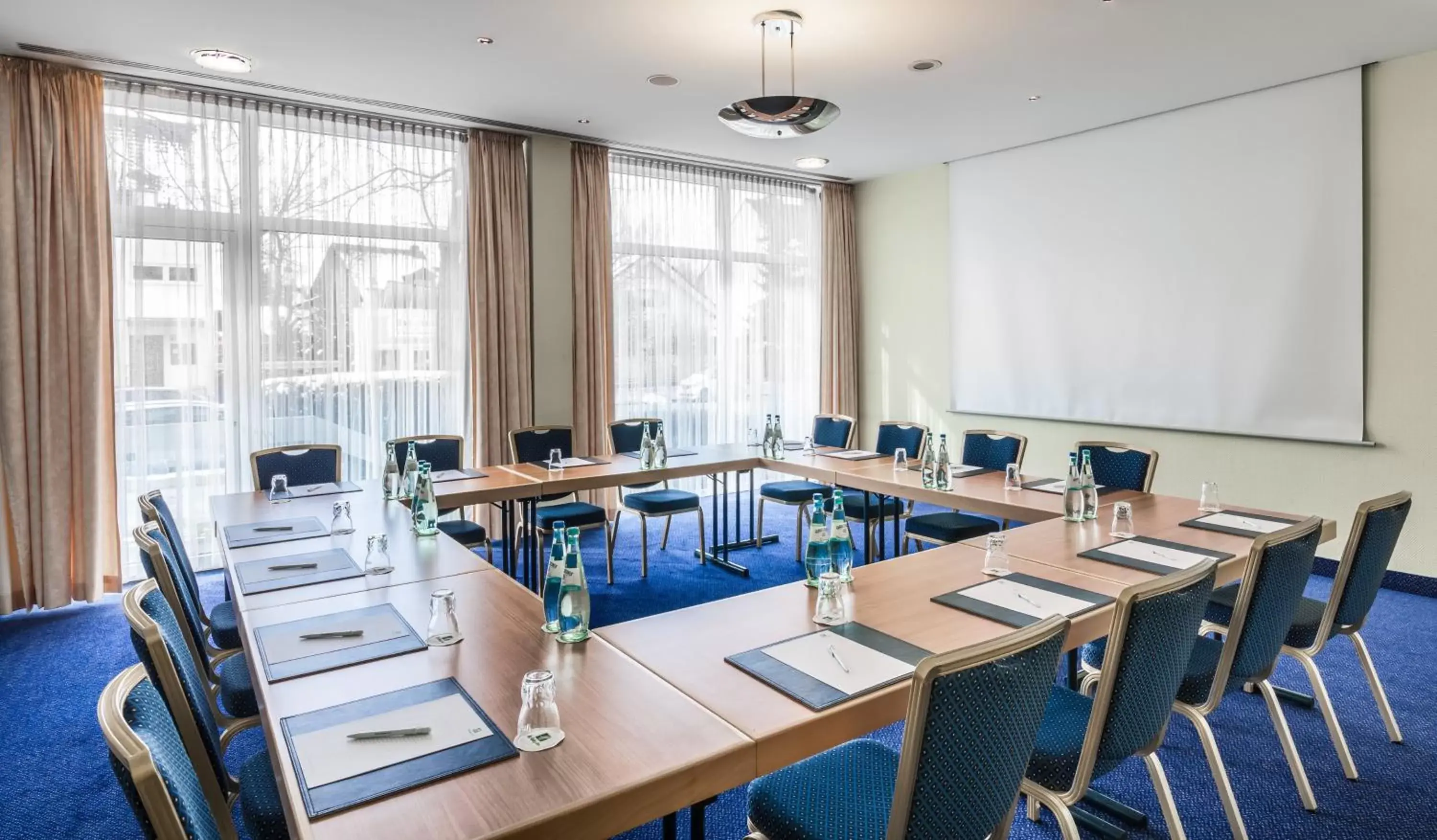 Meeting/conference room in Holiday Inn München Süd, an IHG Hotel