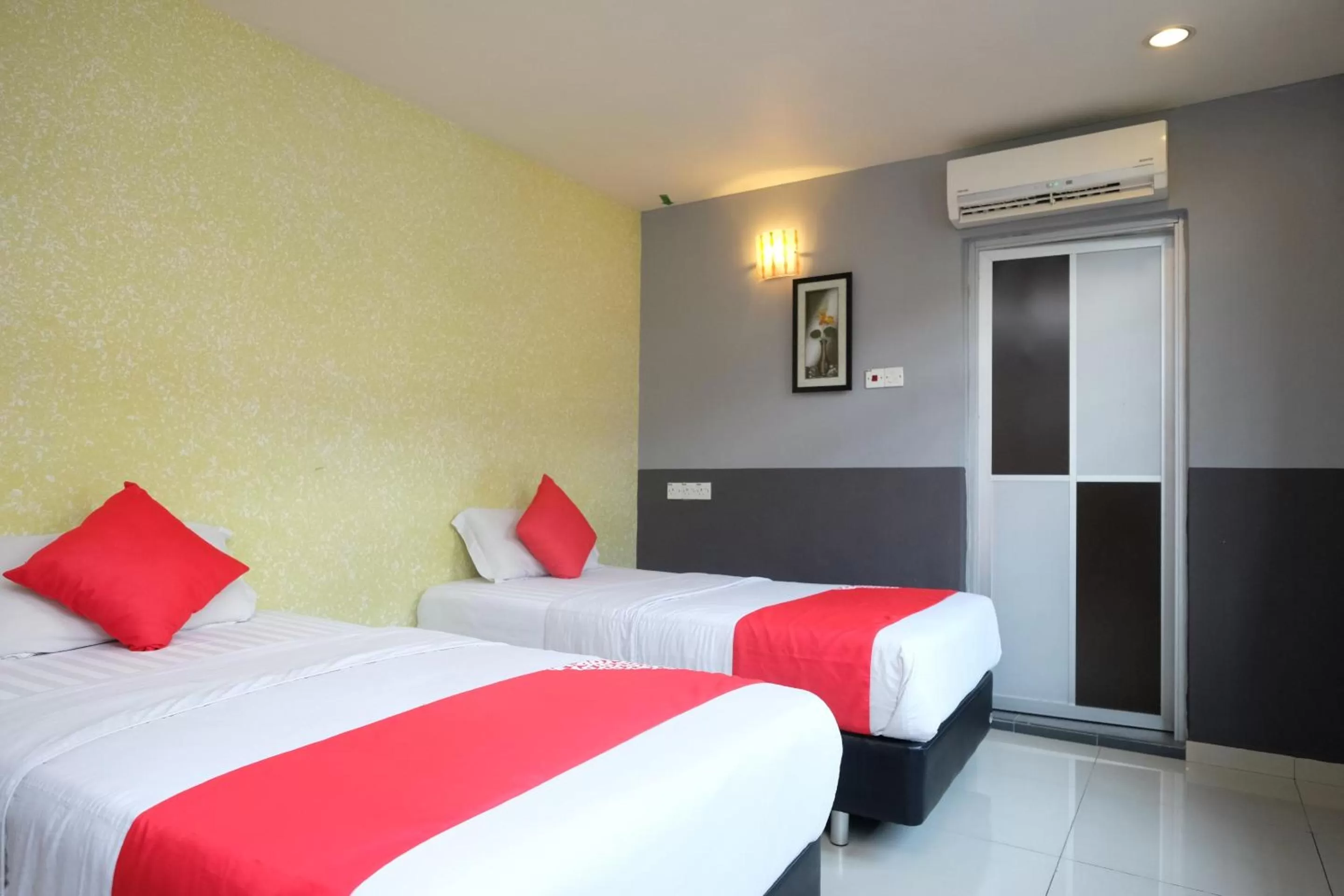 Photo of the whole room, Bed in Hotel De' Tees, Masai Utama