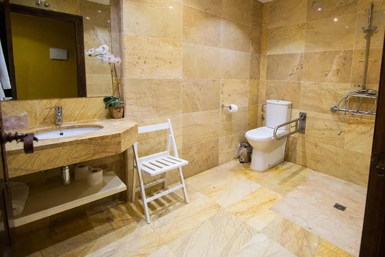 Shower, Bathroom in Posada Doña Urraca