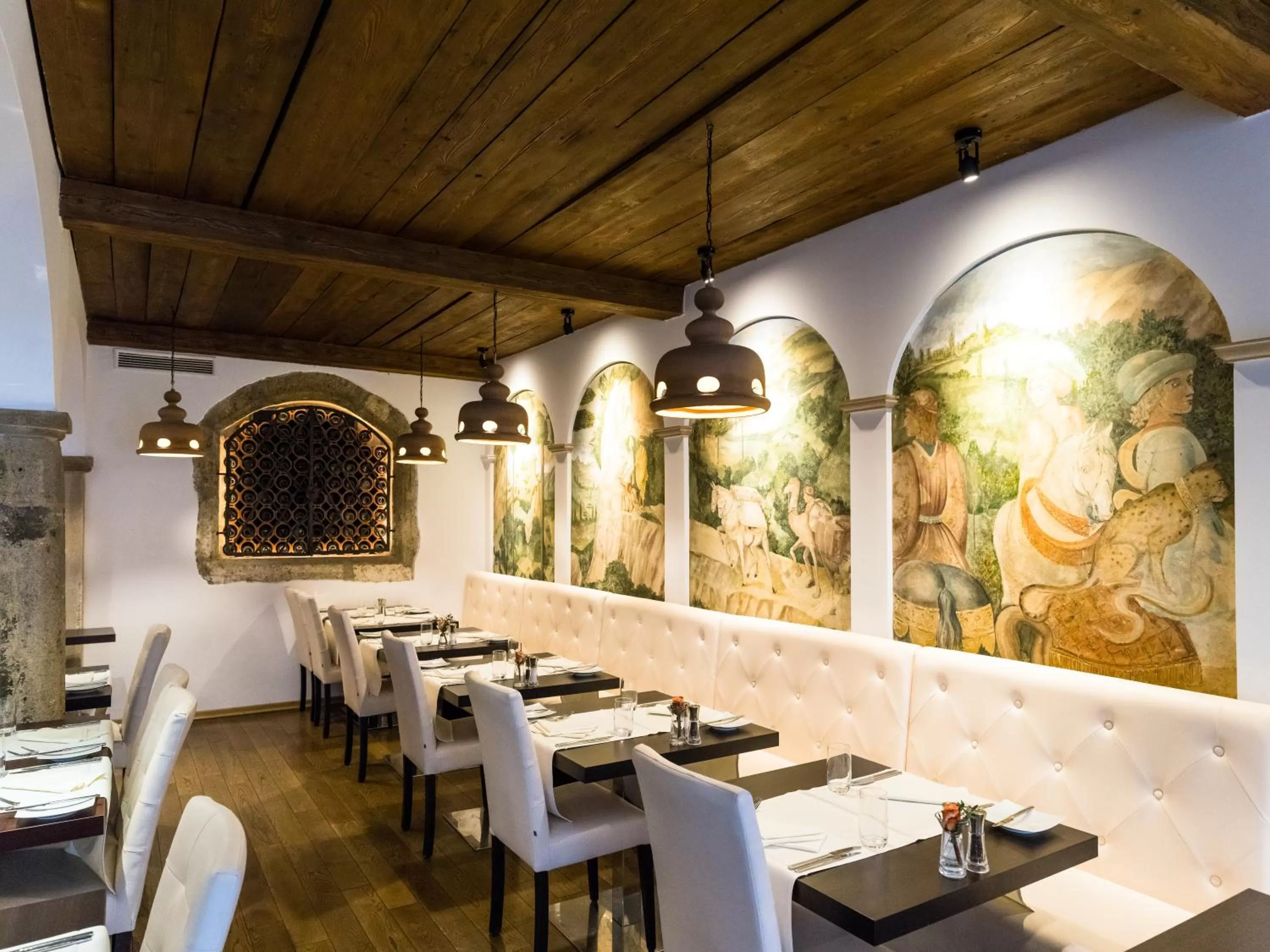 Restaurant/places to eat in Hotel Royal