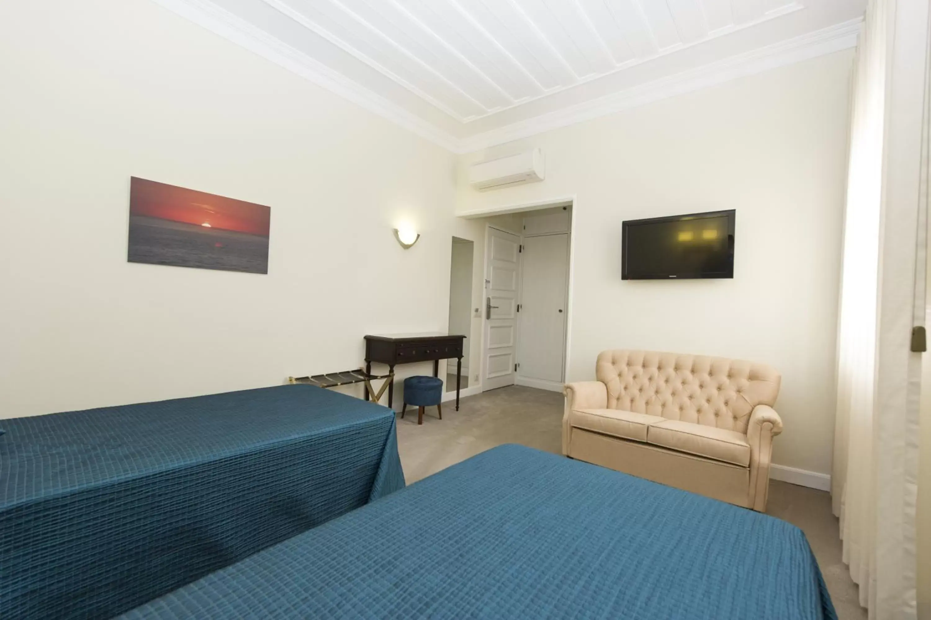 Bedroom, TV/Entertainment Center in Hotel Joao Padeiro