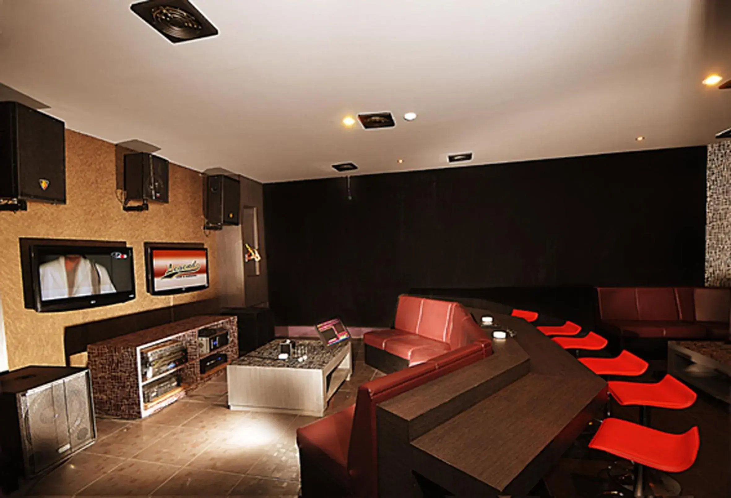 Communal lounge/ TV room in Golden Flower Hotel