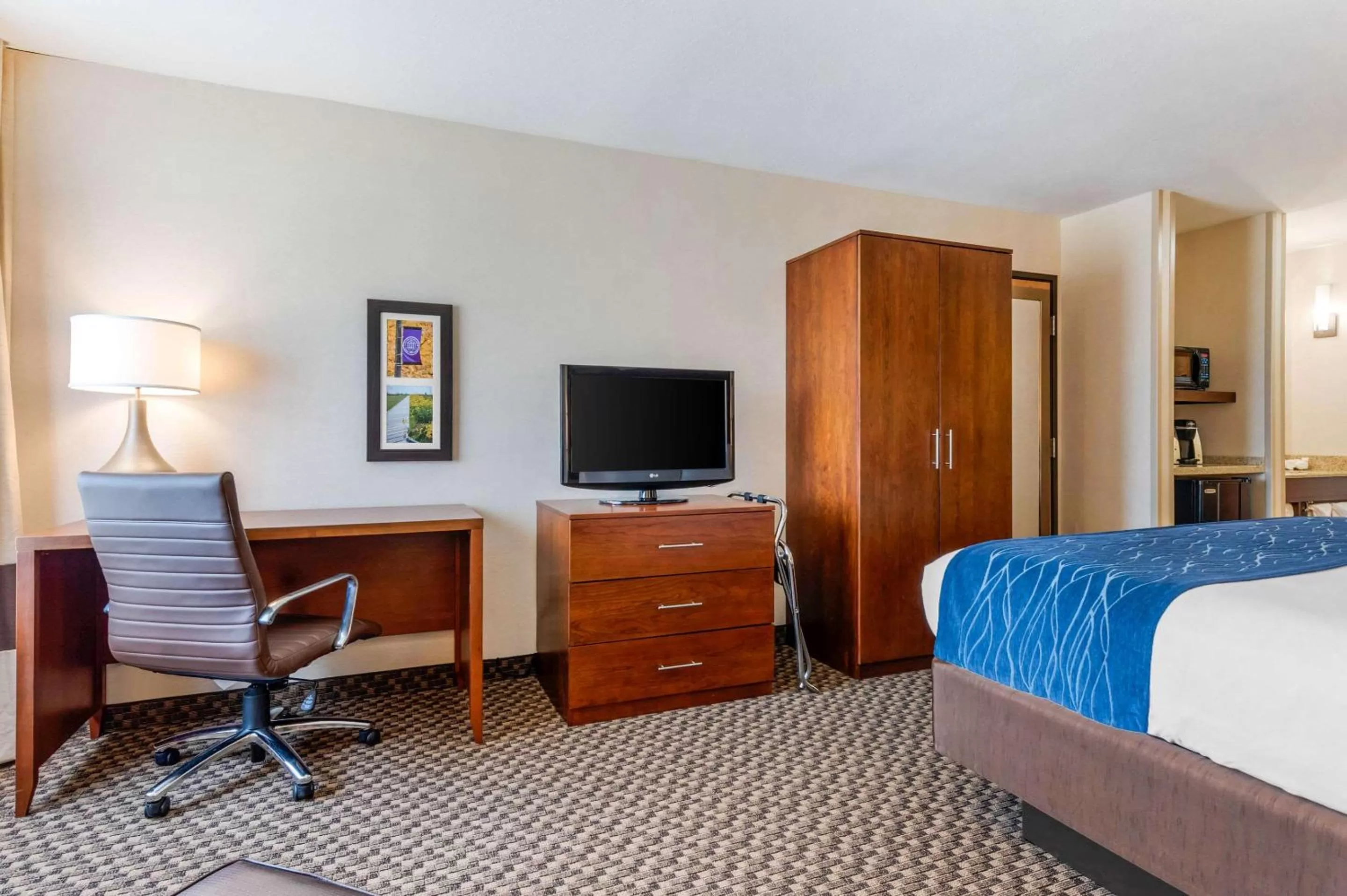 Photo of the whole room, Bed in Comfort Inn & Suites near Route 66