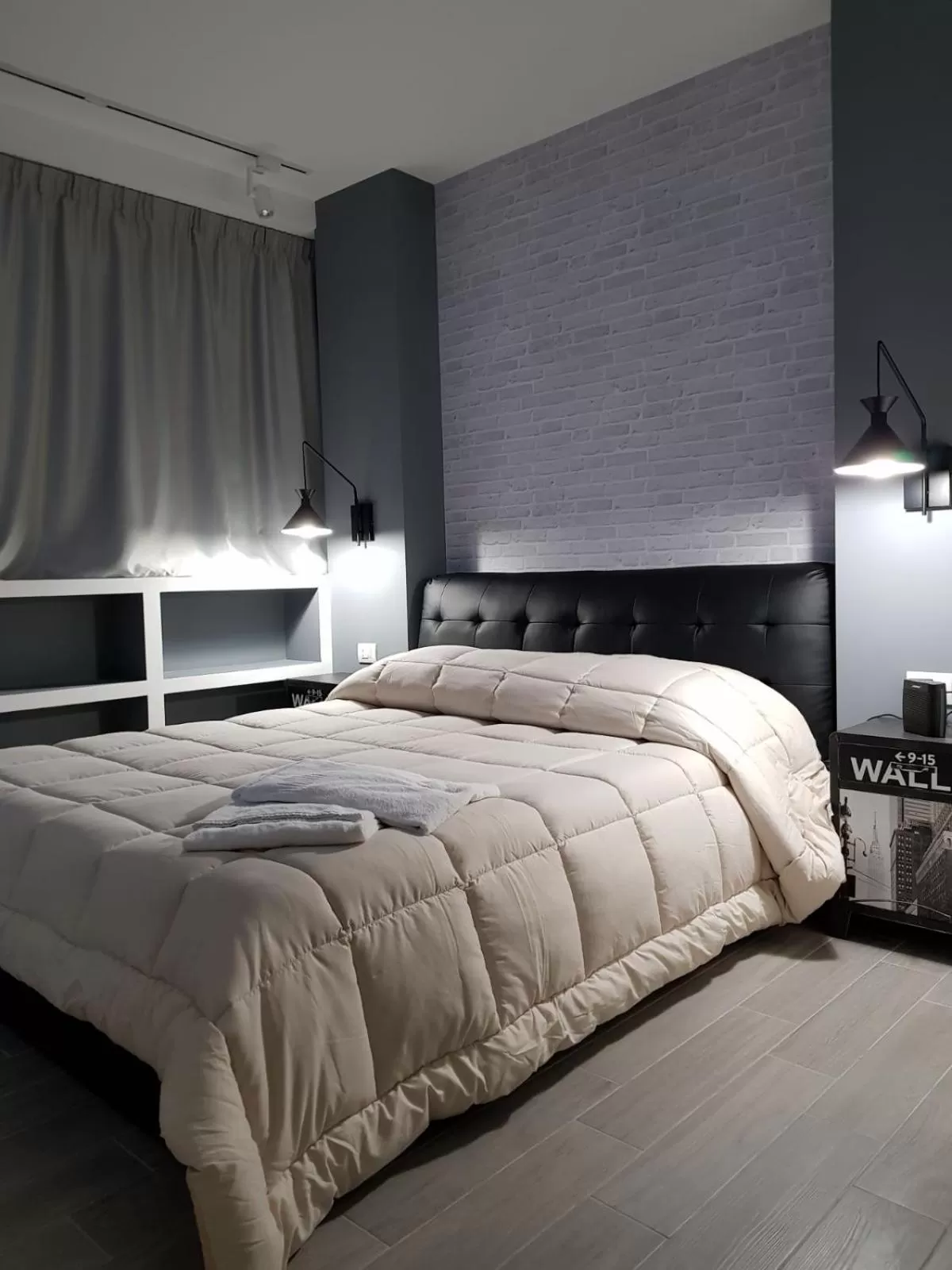 Photo of the whole room, Bed in 2B Fifteen Floor Suite Napoli