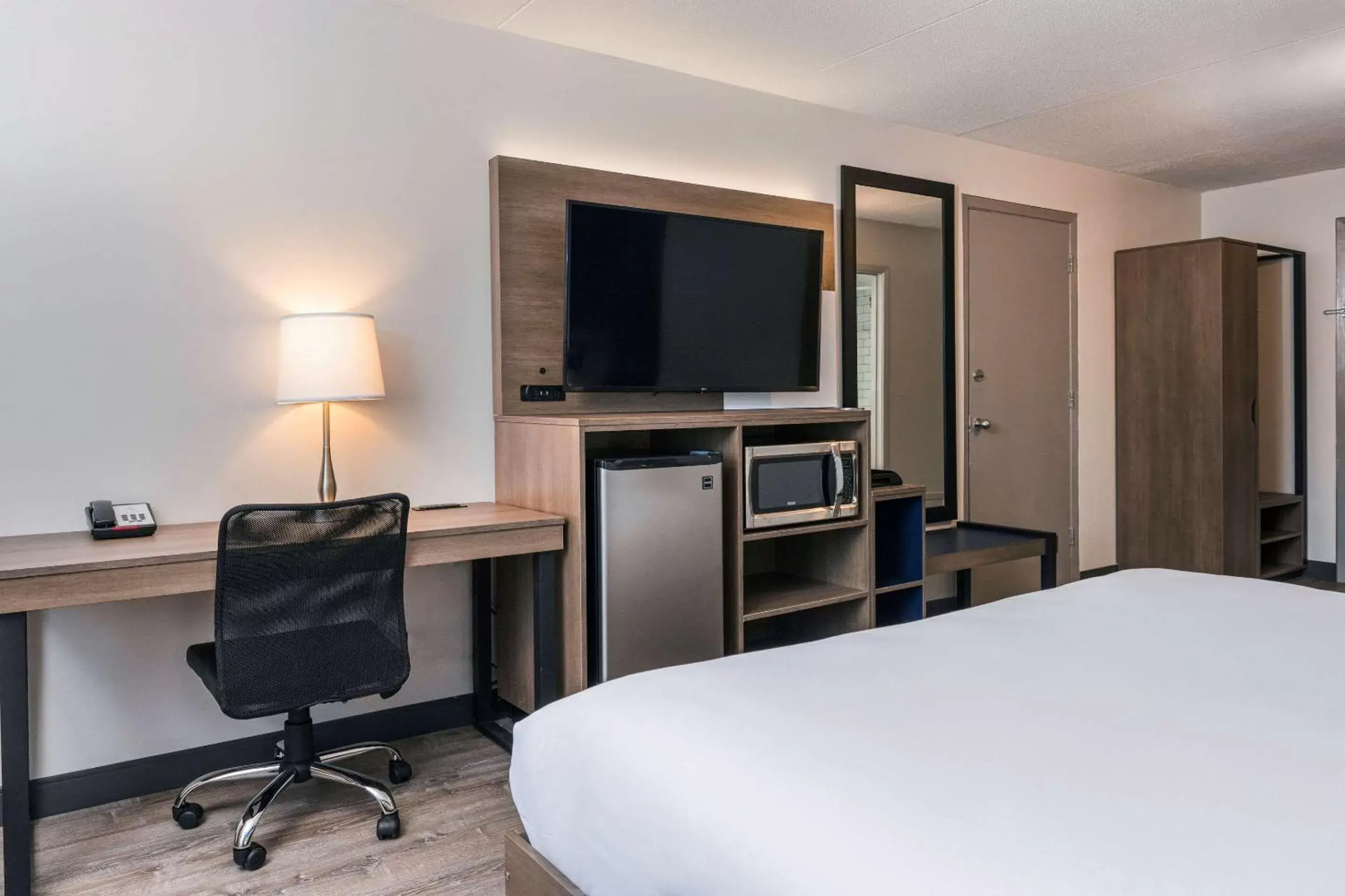 TV and multimedia, TV/Entertainment Center in Comfort Suites Kingston Central
