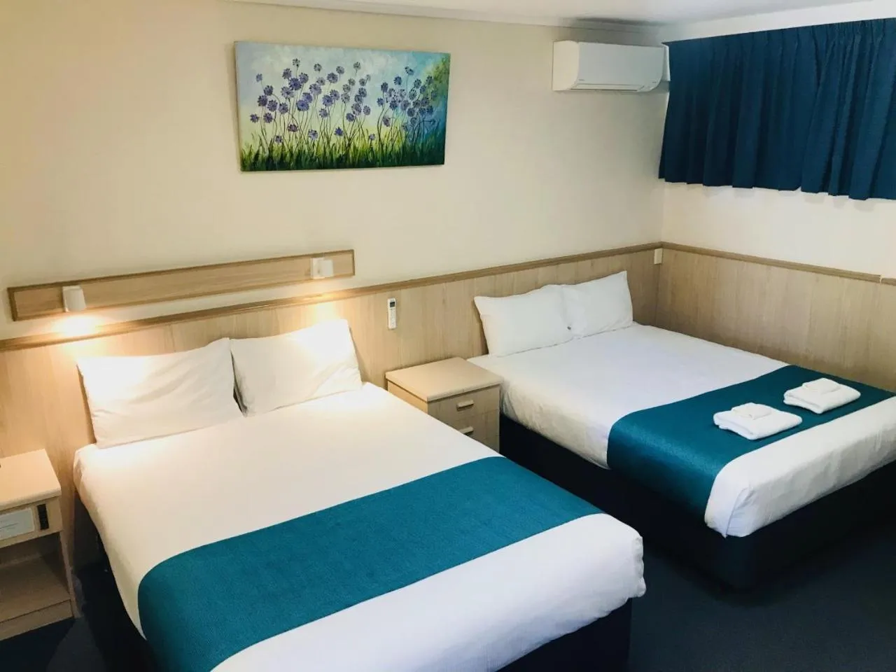 Bed in Comfort Inn Glenelg