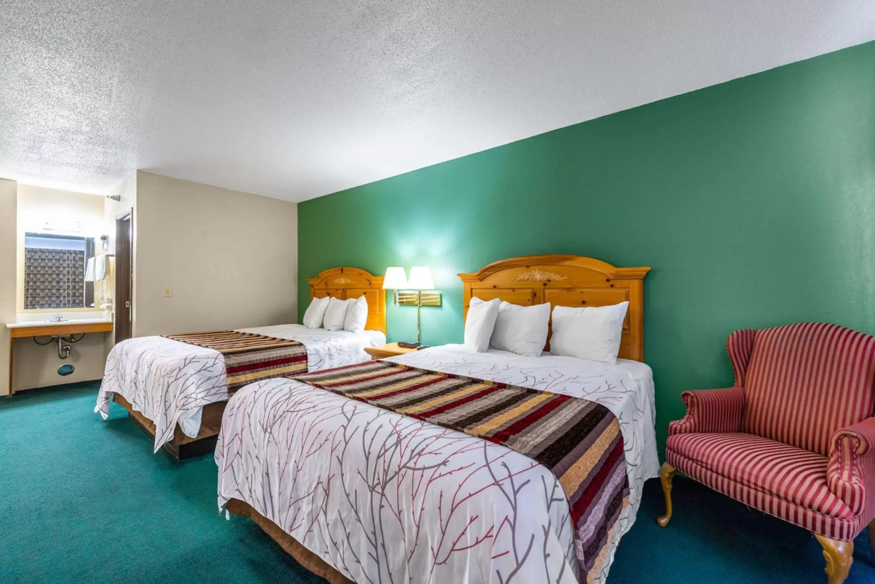 Photo of the whole room, Bed in Rodeway Inn