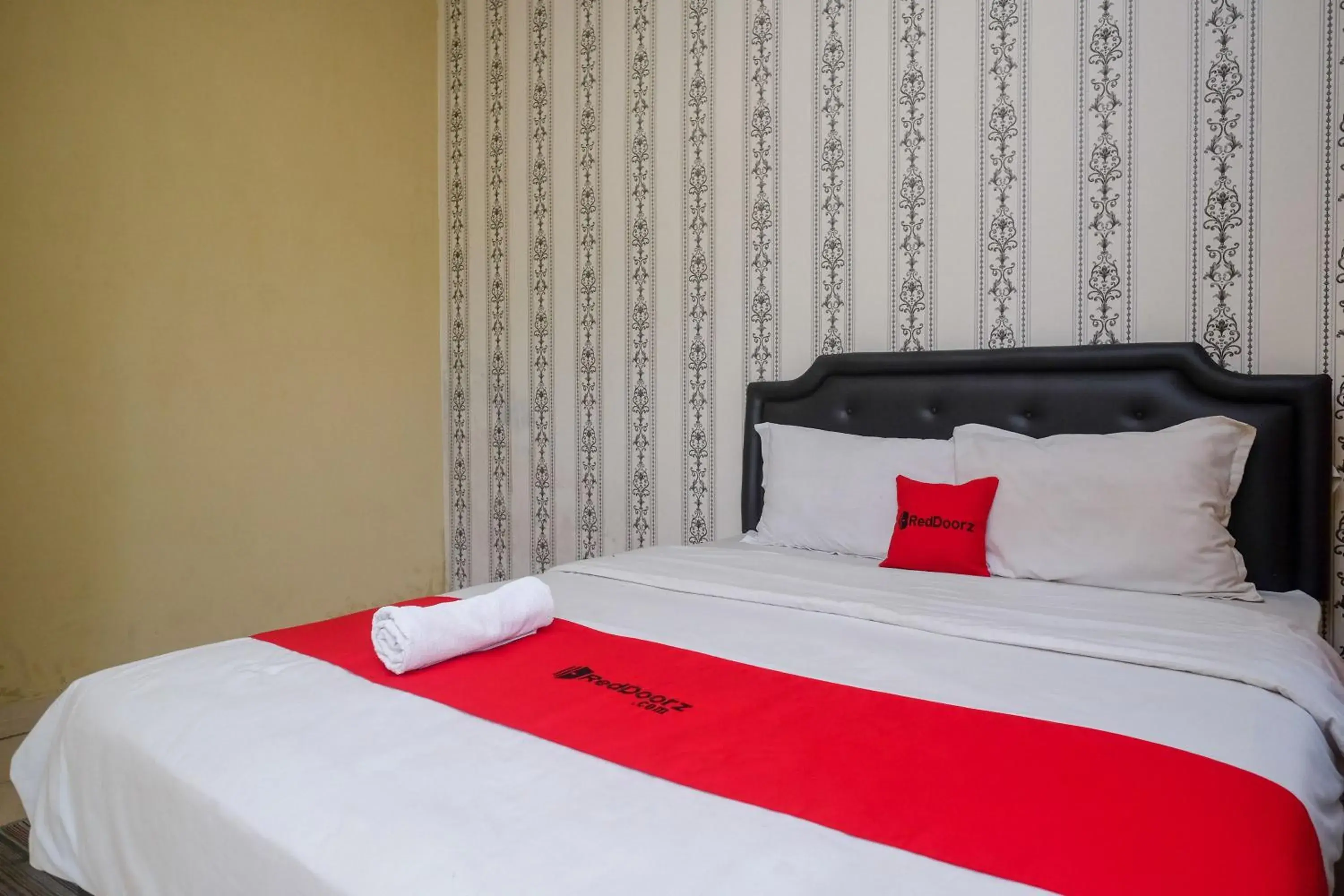 Bedroom, Bed in RedDoorz at Paris Ocean