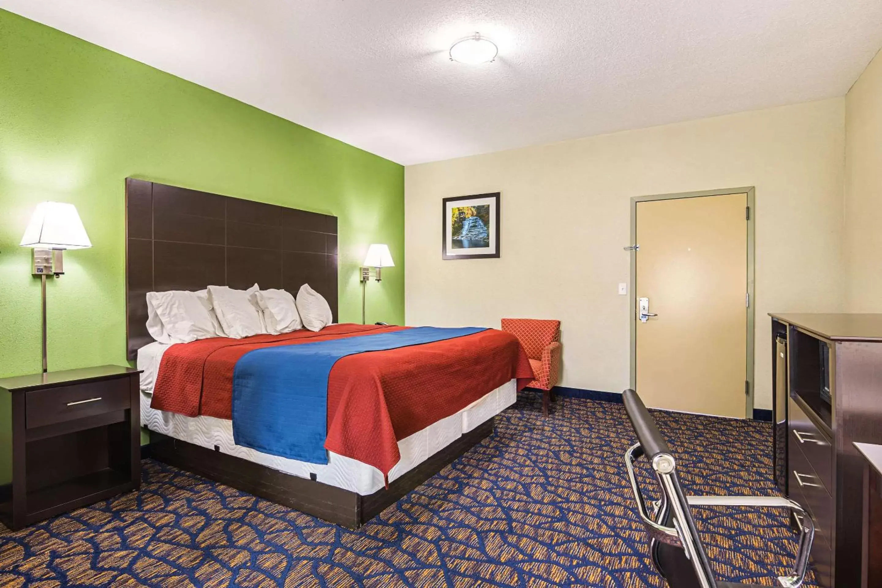 Photo of the whole room, Bed in Rodeway Inn and Suites Ithaca