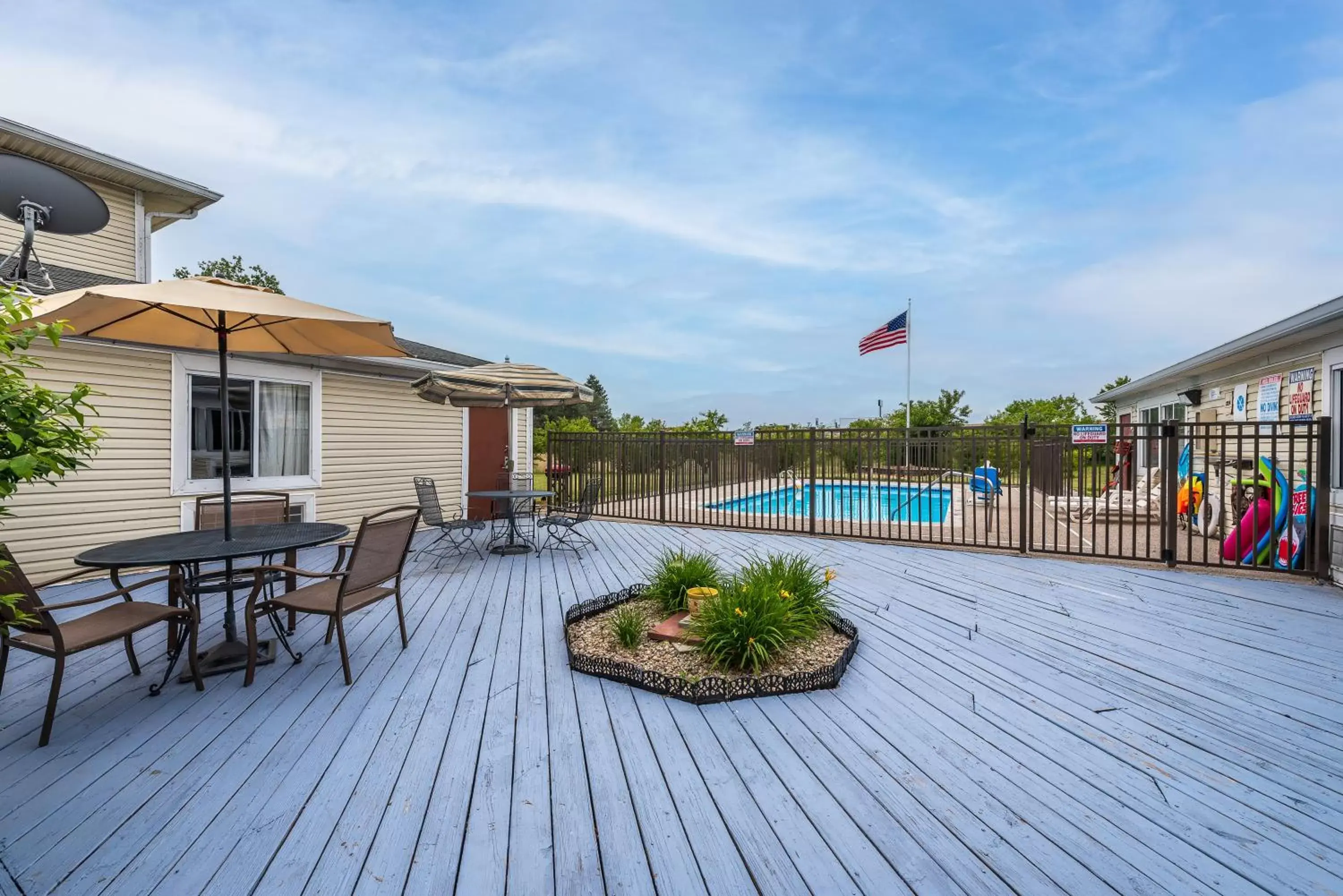 Swimming pool in American Inn & suites Swimming pool in American Inn & suites