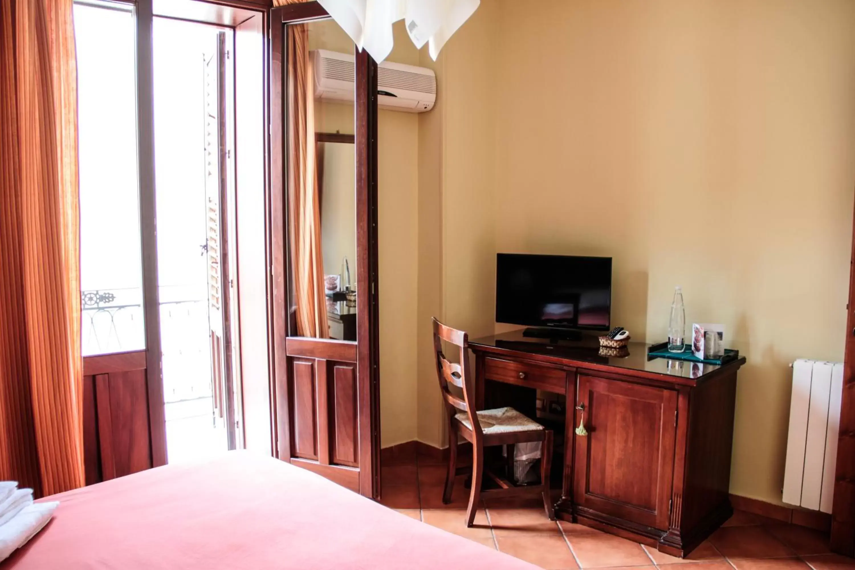 Balcony/Terrace, TV/Entertainment Center in B&B Porta Bagni