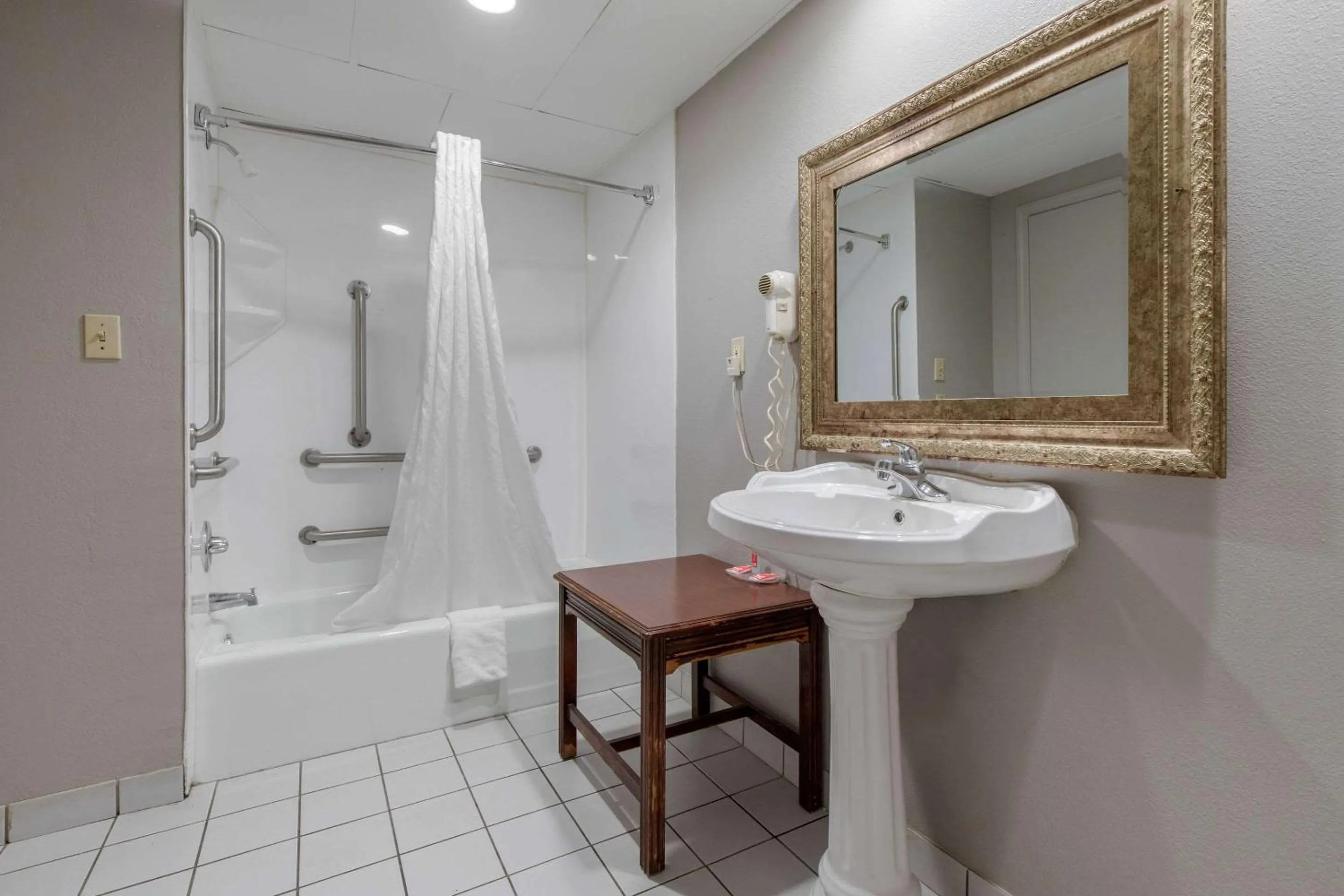 Photo of the whole room in Econo Lodge Aiken Central