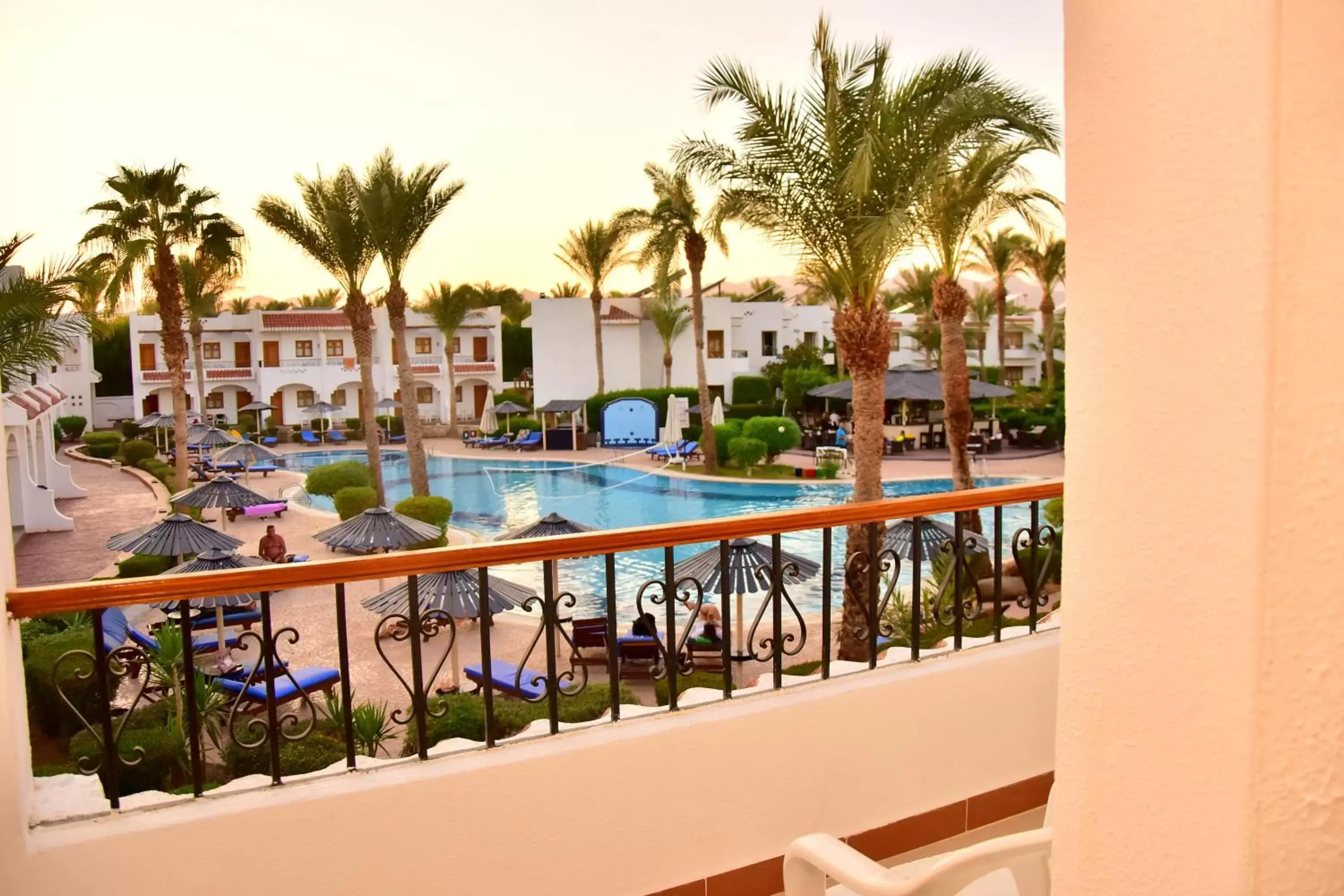 Patio, Pool View in Dive Inn Resort