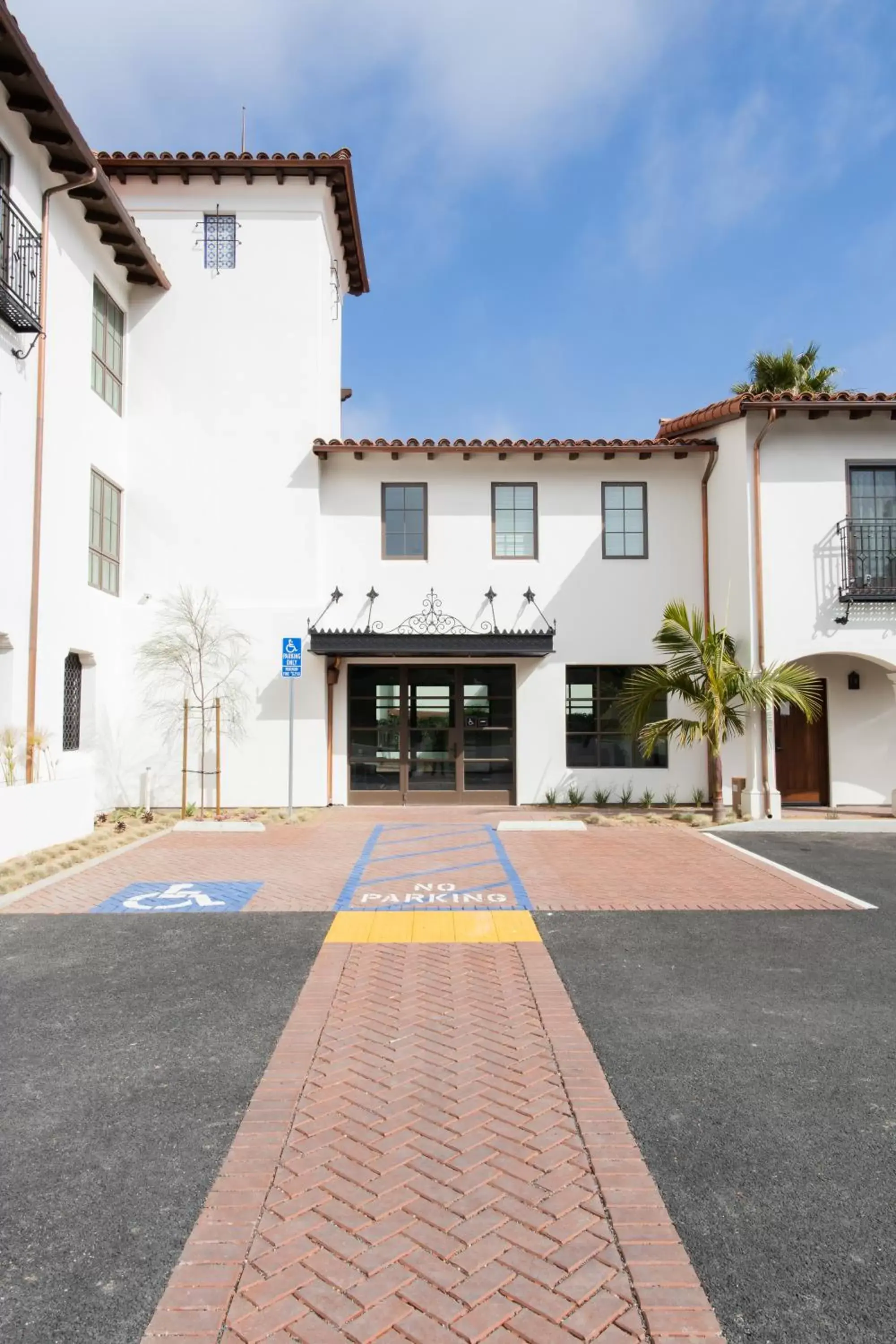 Property Building in La Playa Inn Santa Barbara