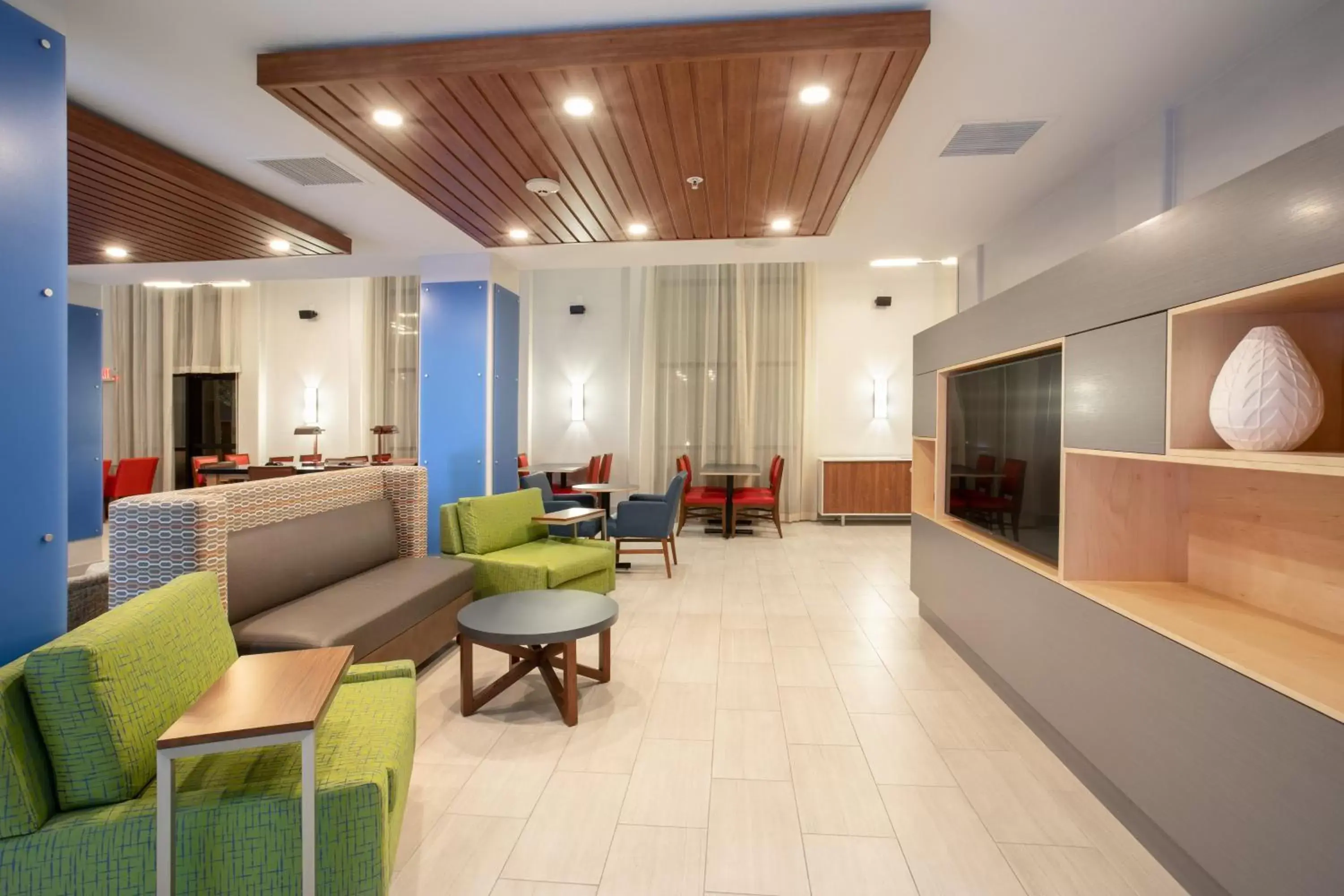 Property building, Lobby/Reception in Holiday Inn Express Hotel & Suites Phoenix-Glendale