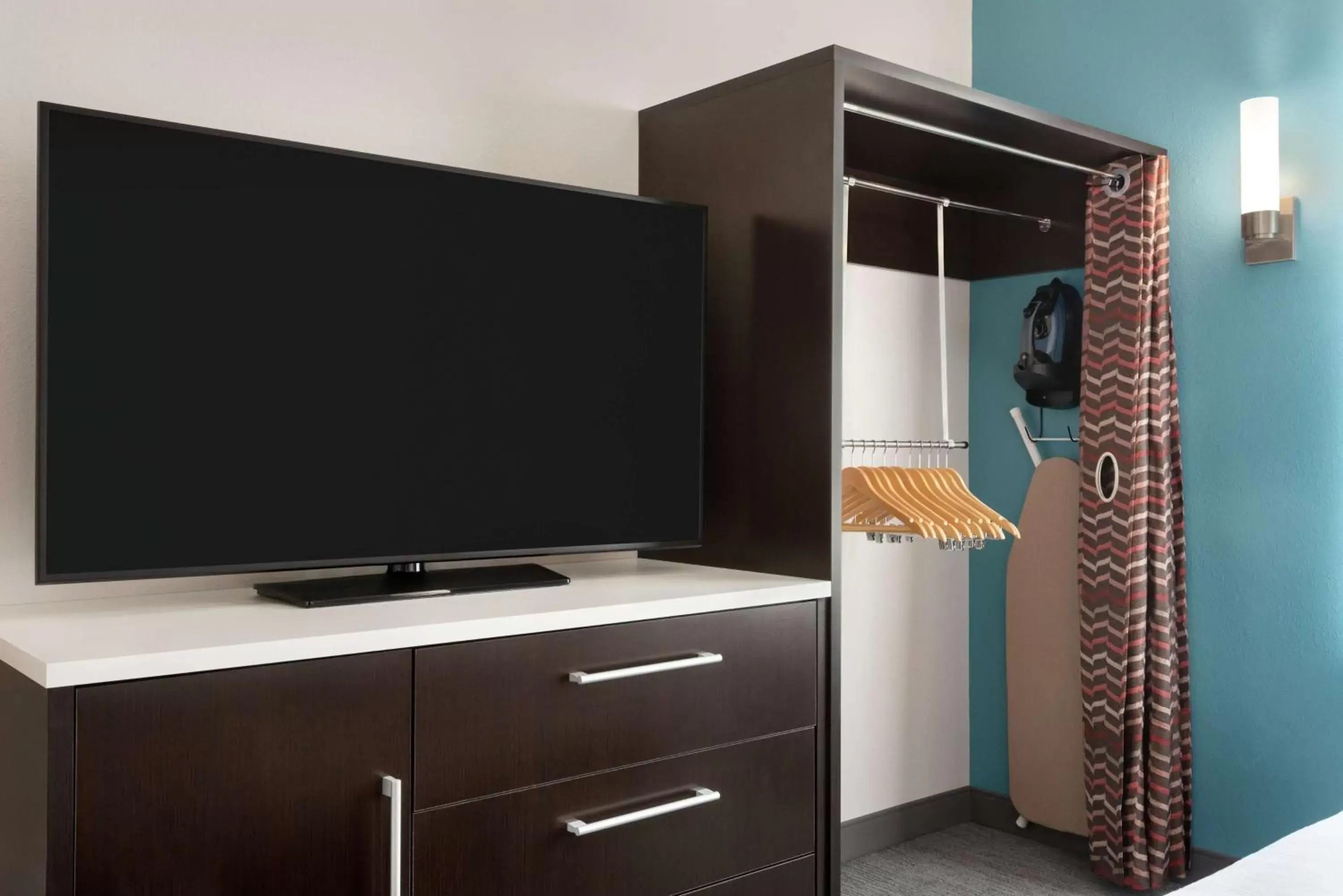 Bedroom, TV/Entertainment Center in Home2 Suites By Hilton Madison Central Alliant Energy Center