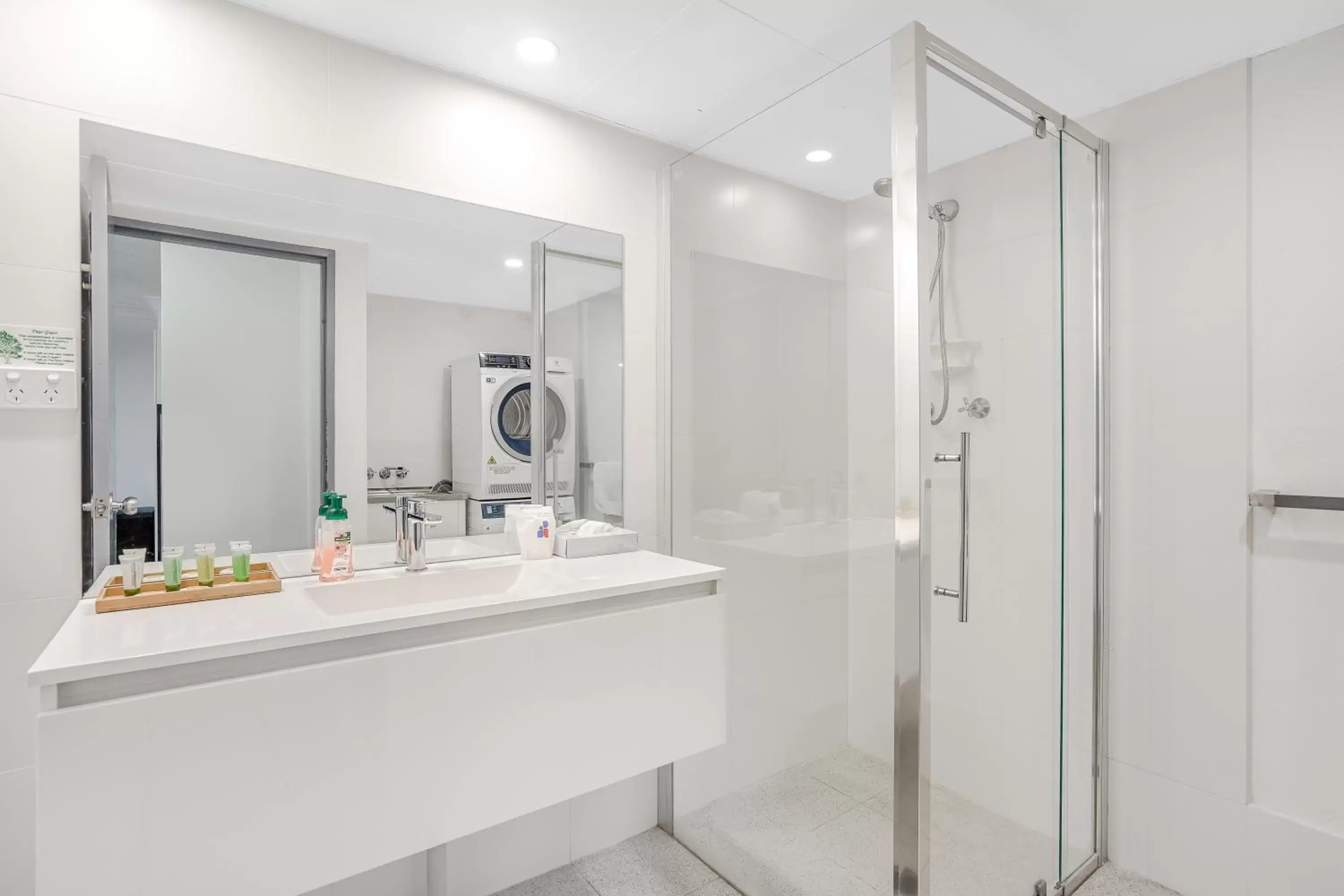 Bathroom in Nelson Towers Motel & Apartments