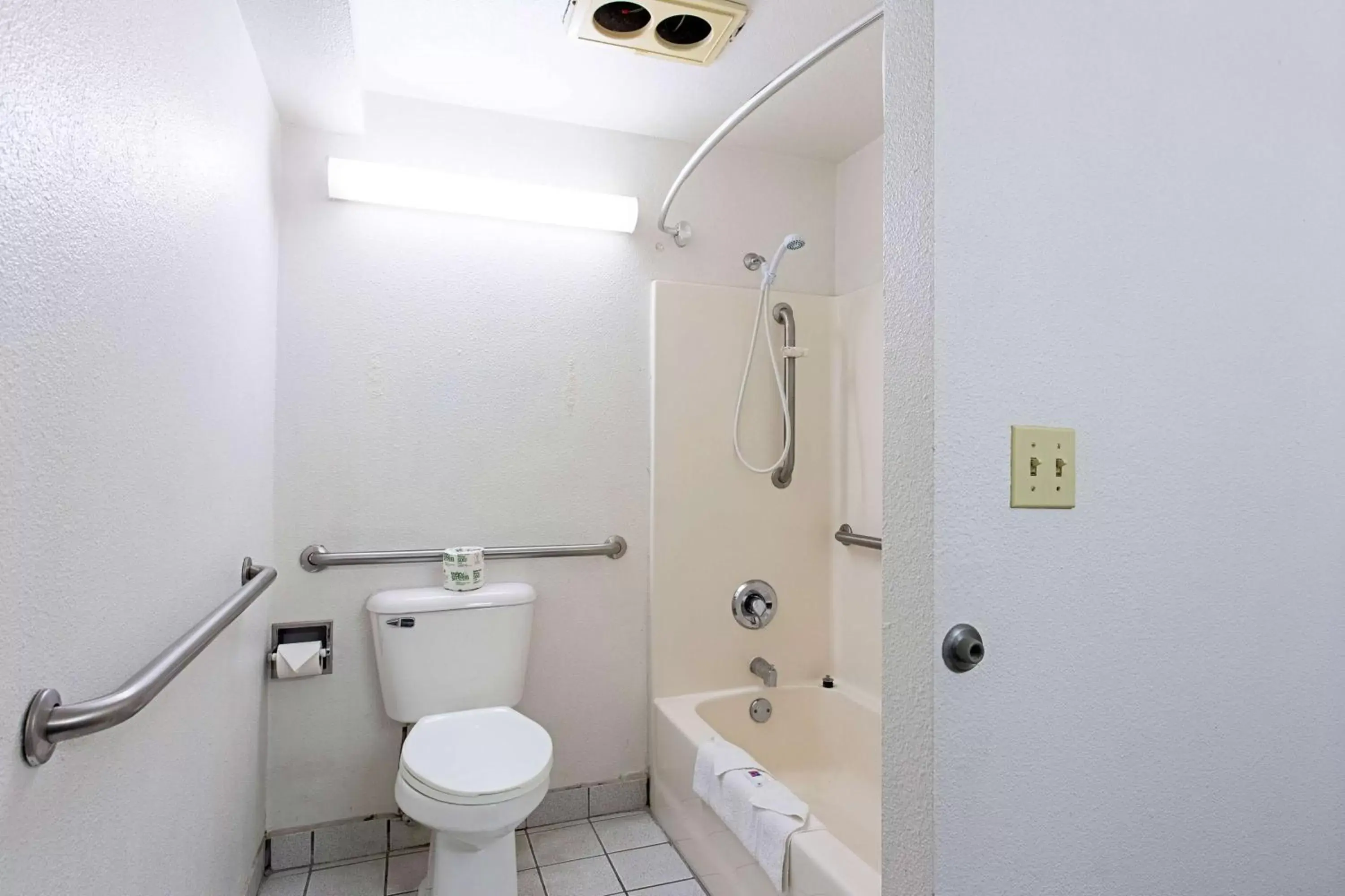 Bathroom in Motel 6 Pendleton, OR - West