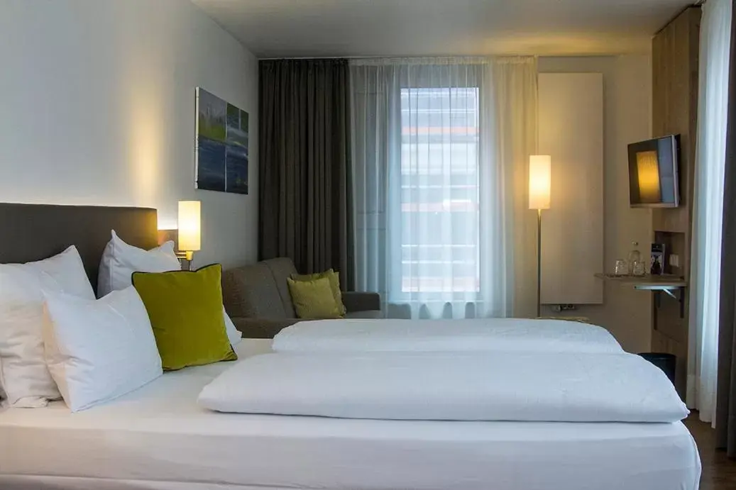 Bedroom, Bed in Hotel Goldenes Rad