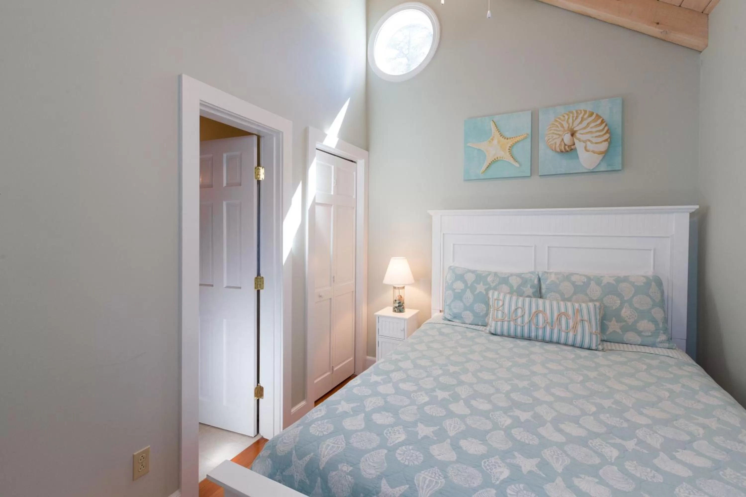 Bed in Sheepscot Harbour Village Resort