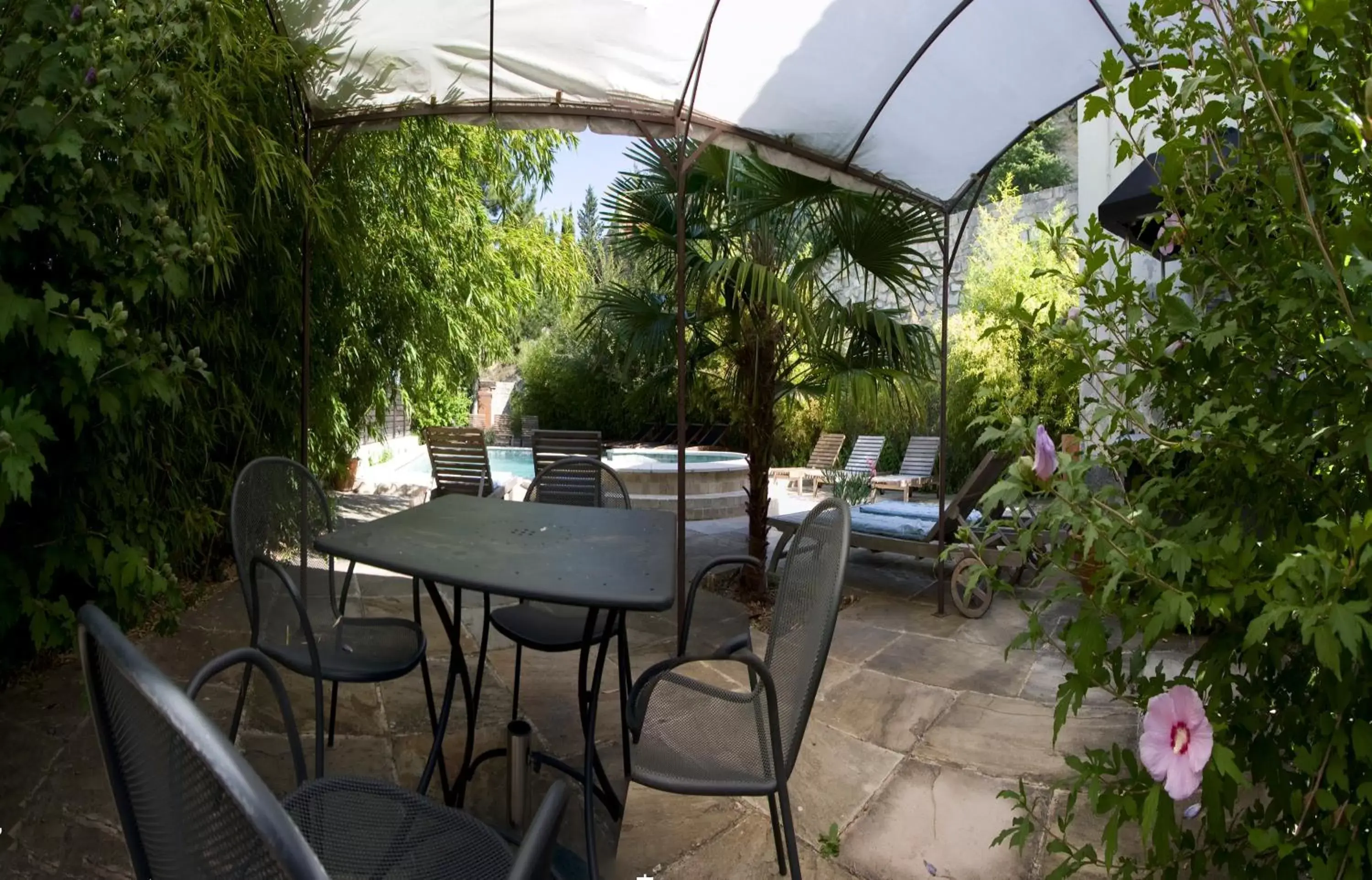 Patio in Hôtel la Fête en Provence