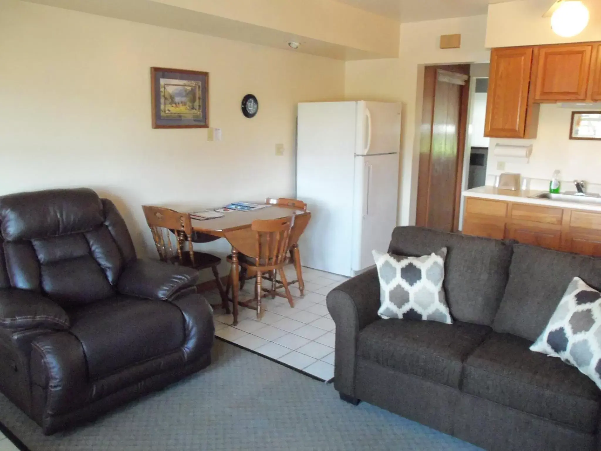 Kitchen or kitchenette, Seating Area in Plantation Motel