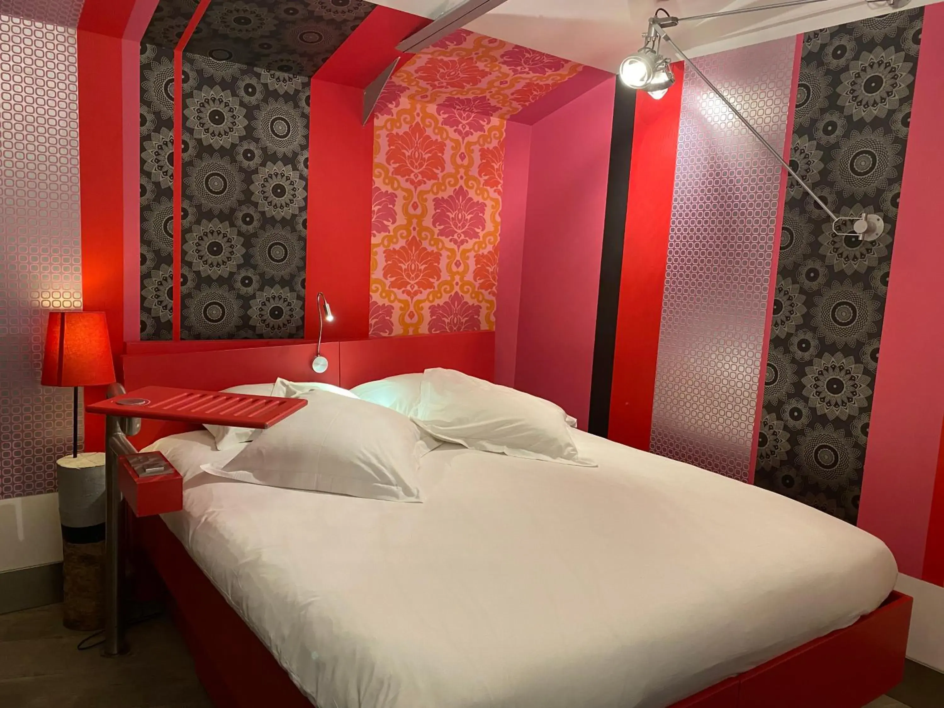 Bed in Hôtel Le Dormeur du Val Bed in Hôtel Le Dormeur du Val