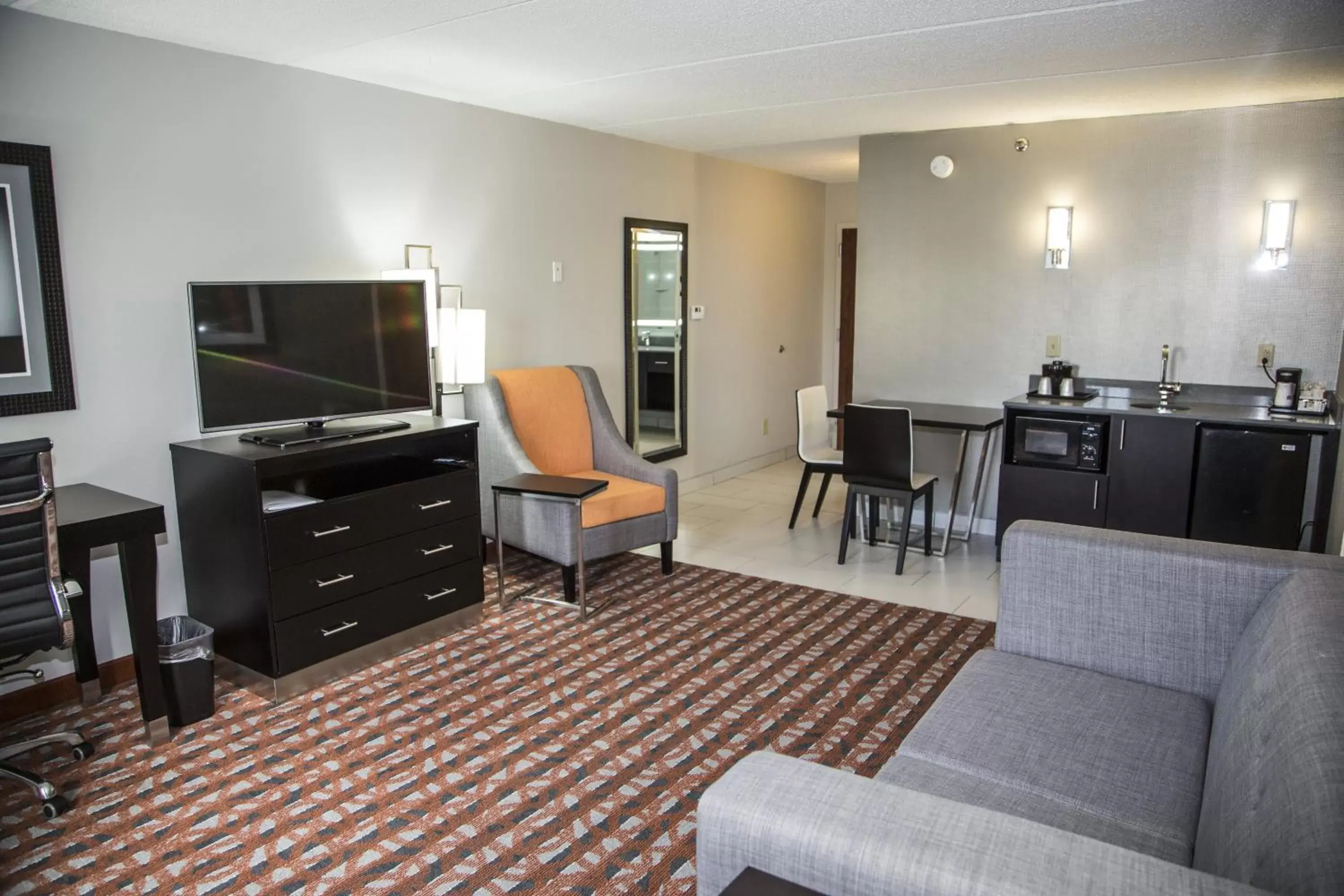 Photo of the whole room, Seating Area in Holiday Inn Express & Suites Nashville Southeast - Antioch, an IHG Hotel