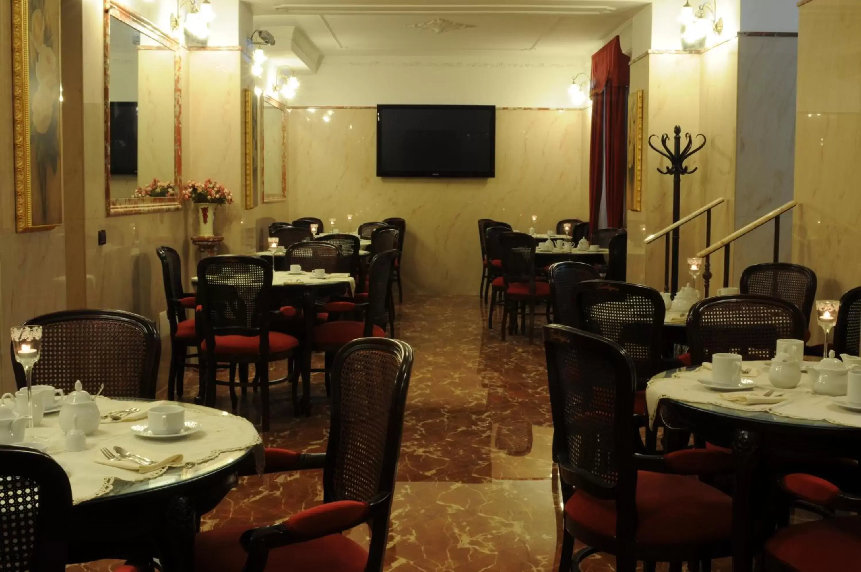 Restaurant/Places to Eat in Hotel Villa Maria