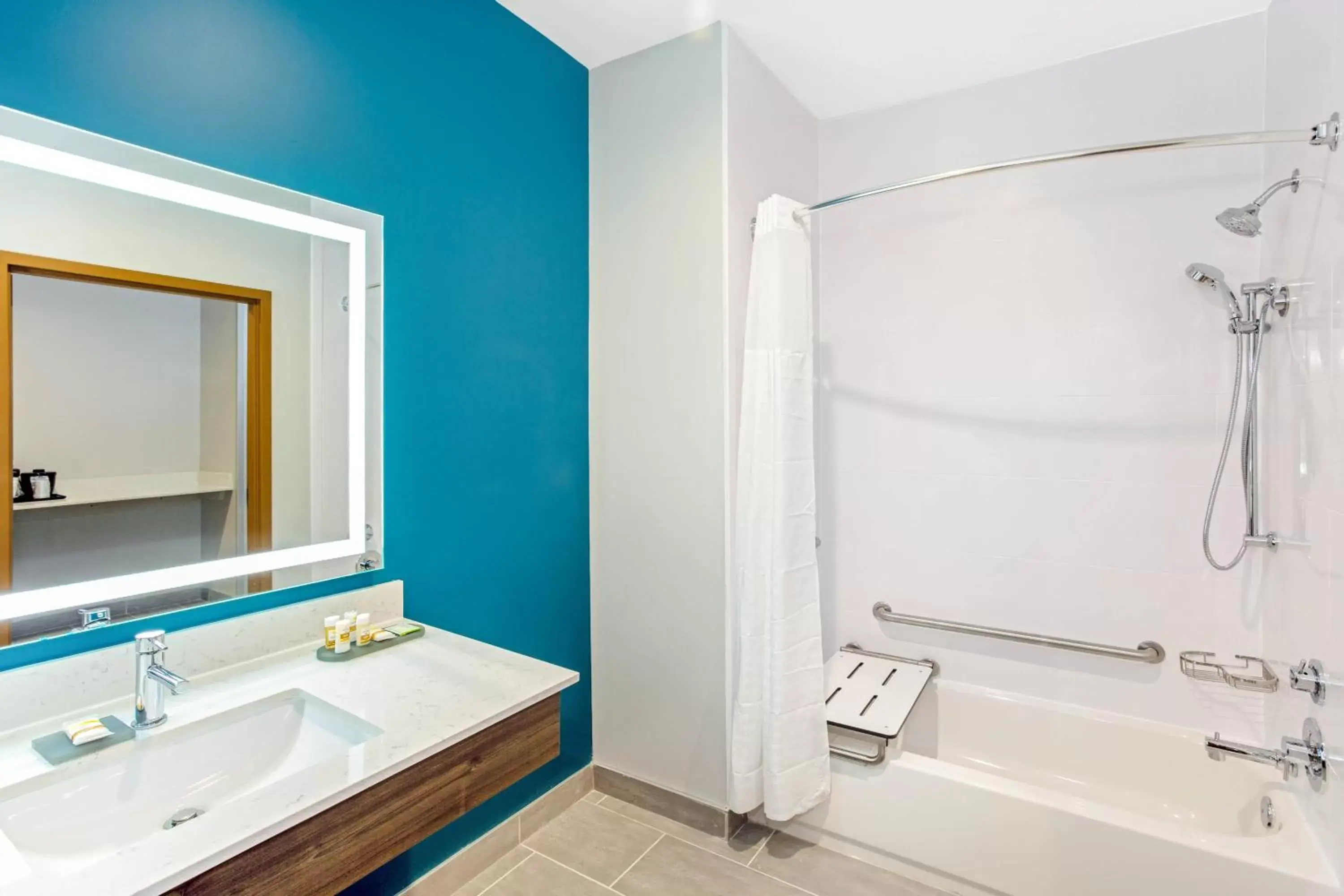 Bathroom in La Quinta Inn & Suites by Wyndham Miramar Beach-Destin