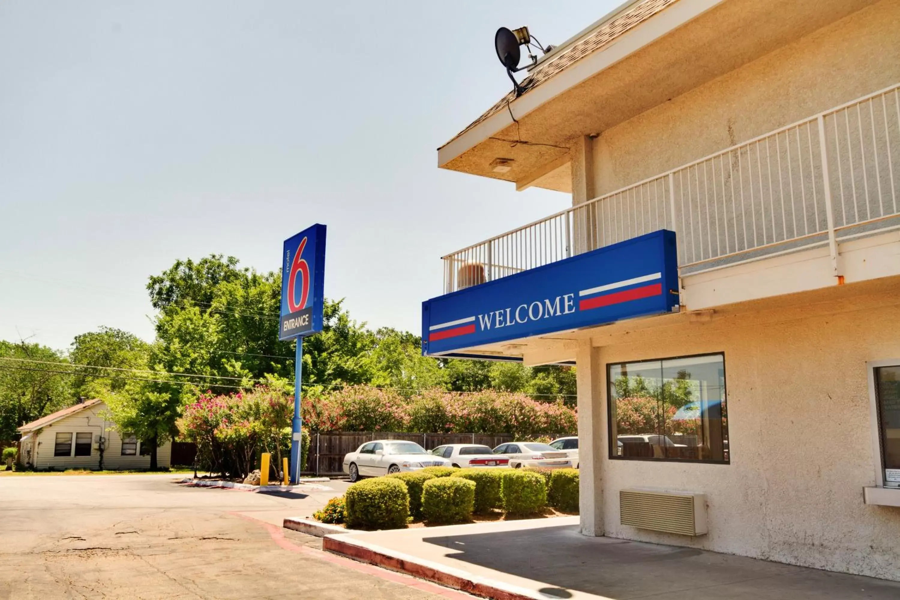 Facade/entrance, Property Building in Motel 6-Irving, TX - Dallas