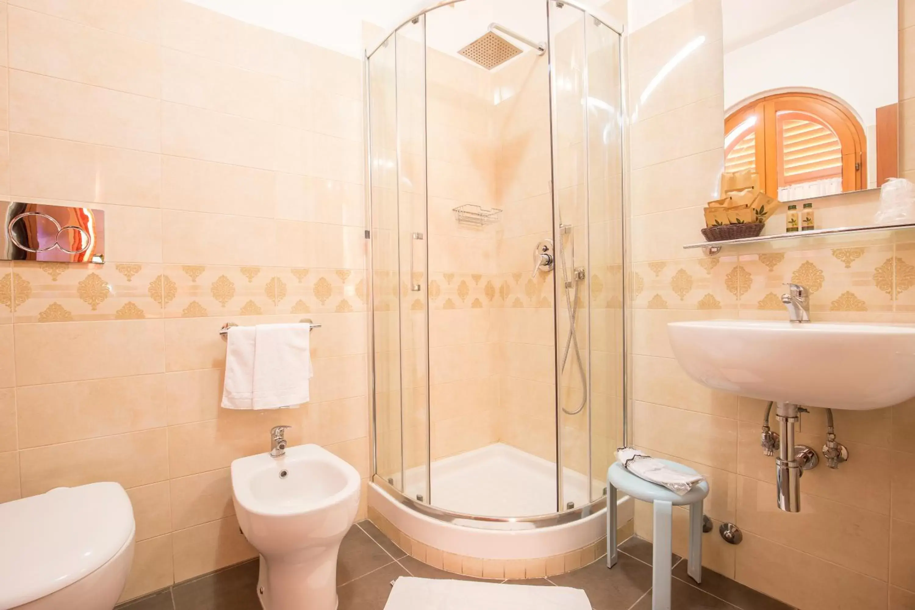 Shower, Bathroom in Hotel Arco Di Travertino