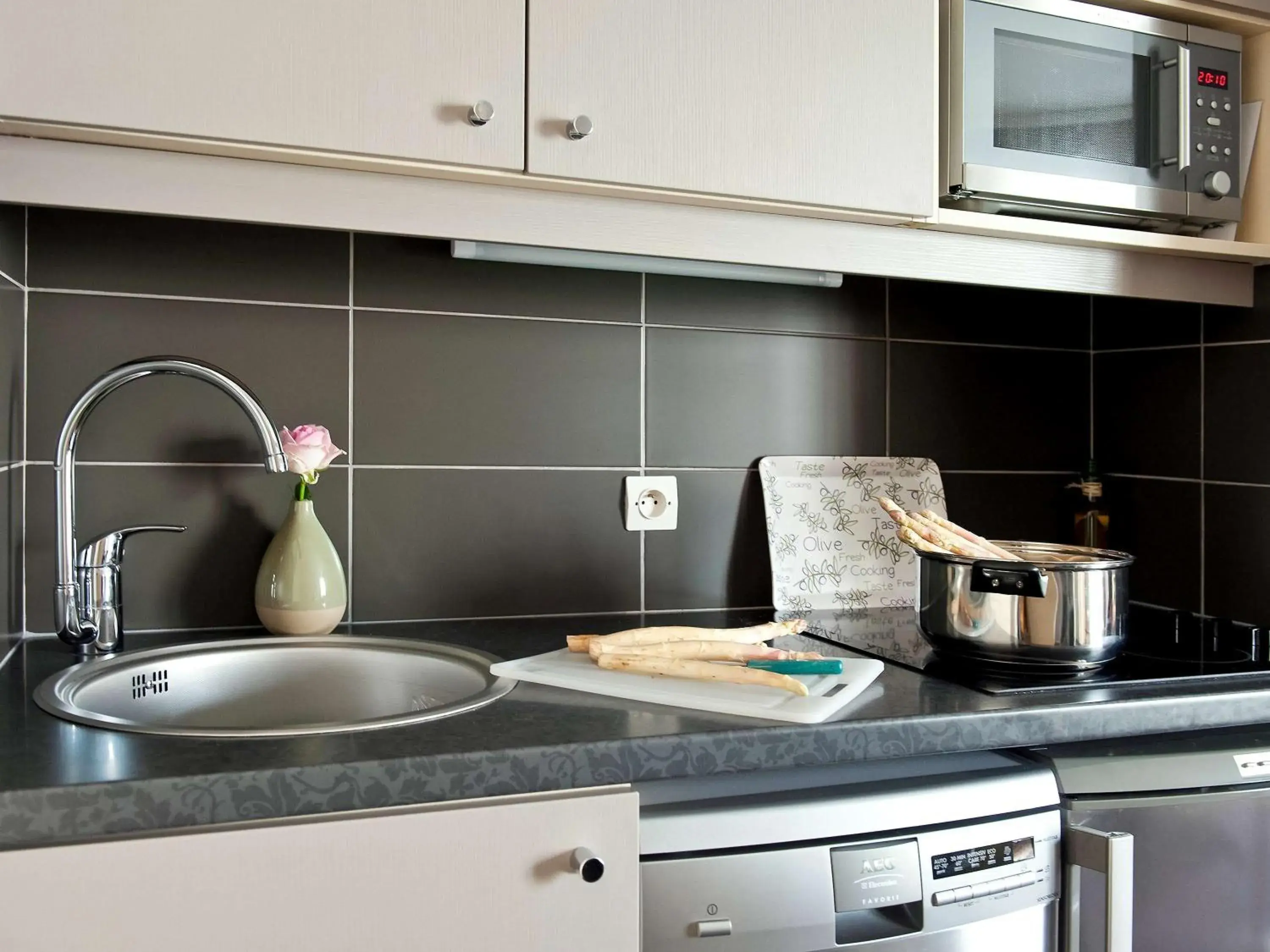 Photo of the whole room, Kitchen/Kitchenette in Adagio La Defense Le Parc