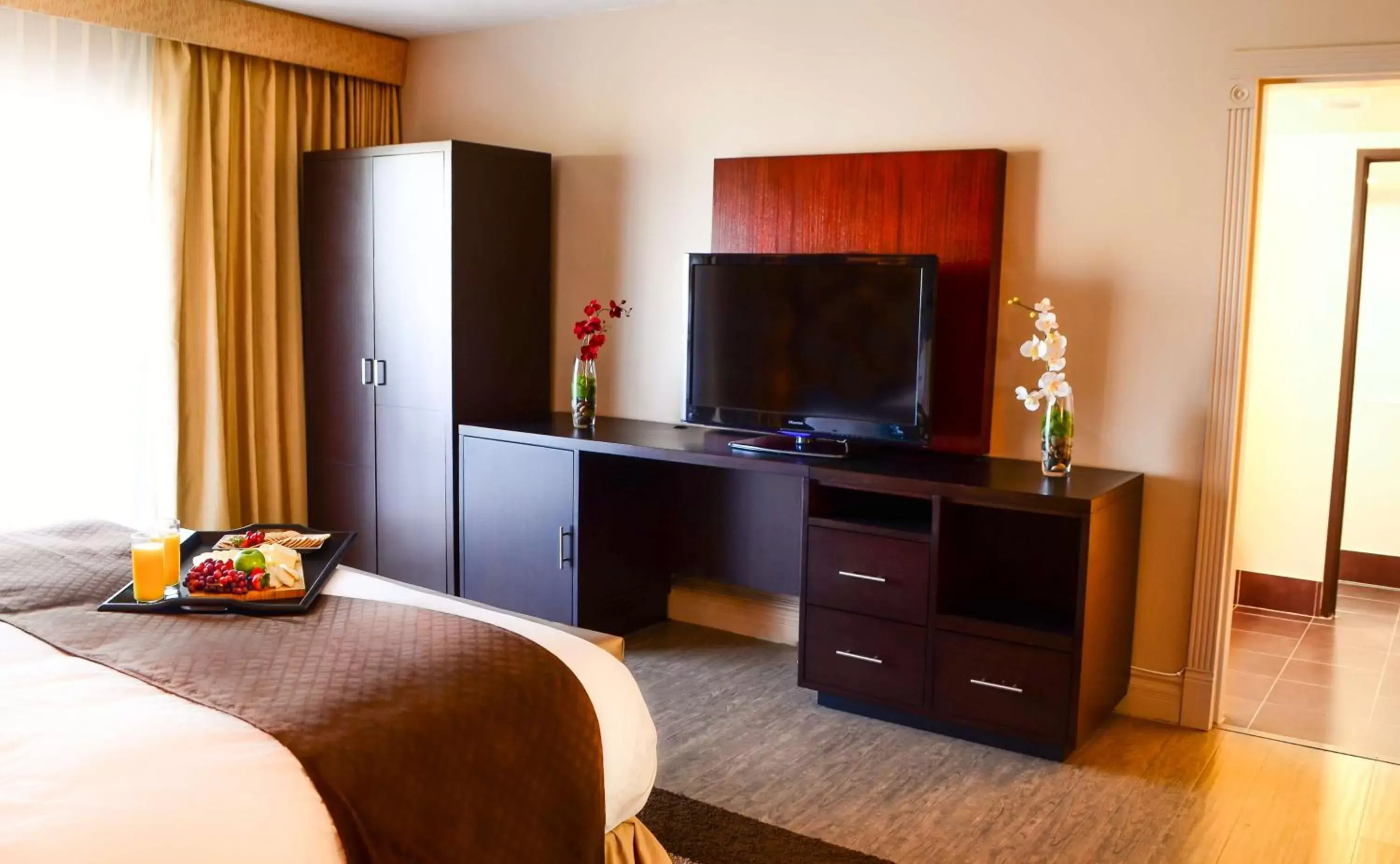 Bed, TV/Entertainment Center in DoubleTree Suites by Hilton Tucson Airport