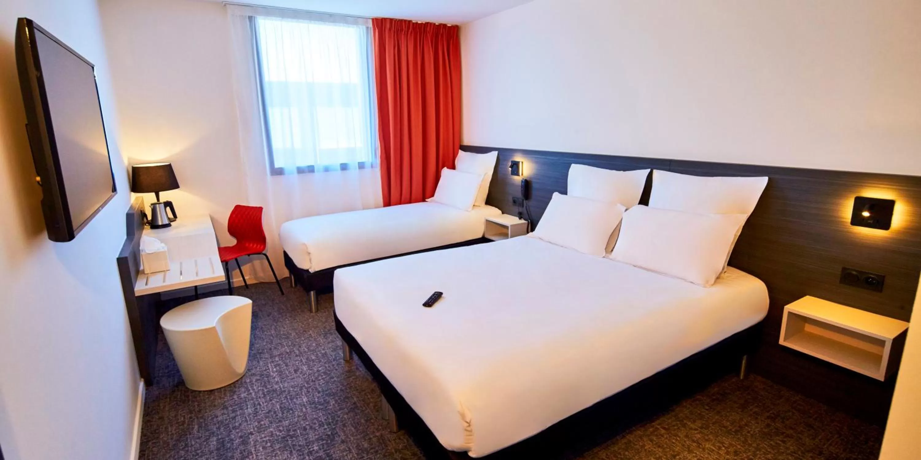 Photo of the whole room, Bed in Kyriad Combs-La-Ville - Senart